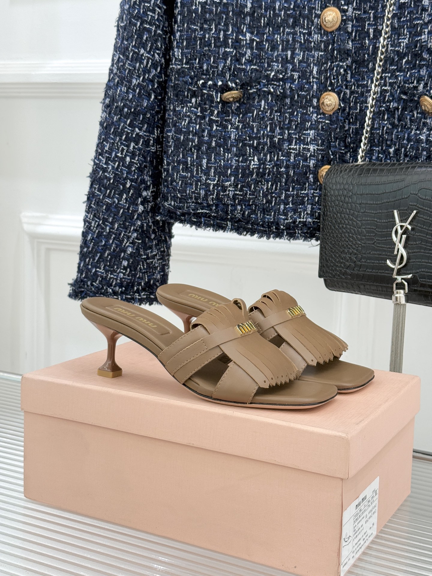 Miu Miu/缪缪26WF早春新品字母流苏猫跟拖鞋将灵动少女感与轻奢格调完美融合。鞋面饰有品牌字母标识