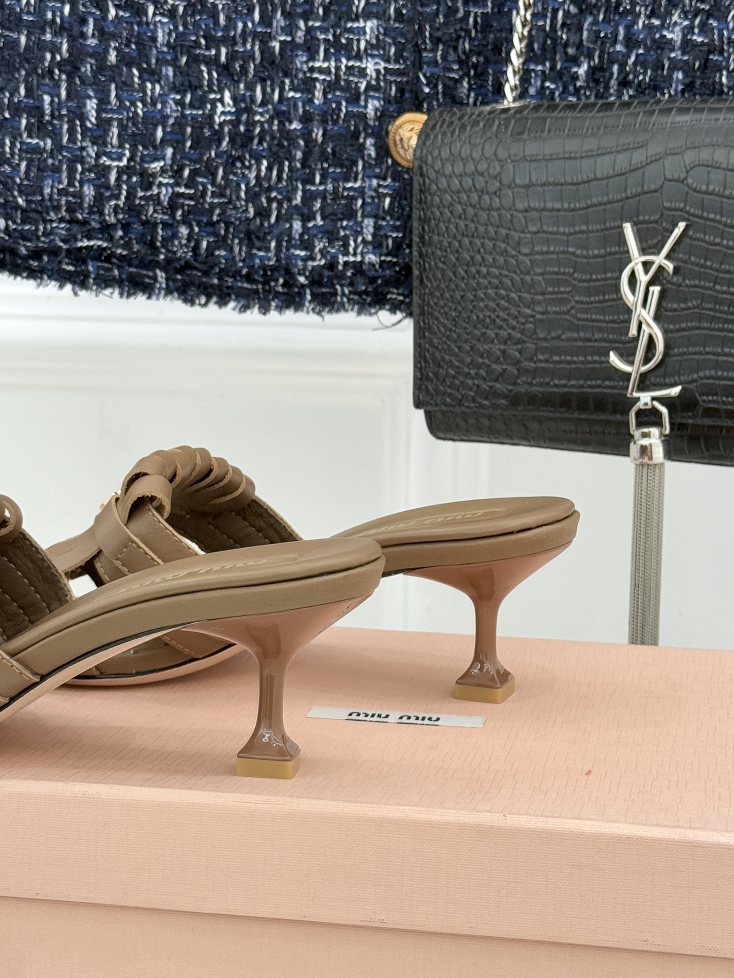 Miu Miu/缪缪26WF早春新品字母流苏猫跟拖鞋将灵动少女感与轻奢格调完美融合。鞋面饰有品牌字母标识