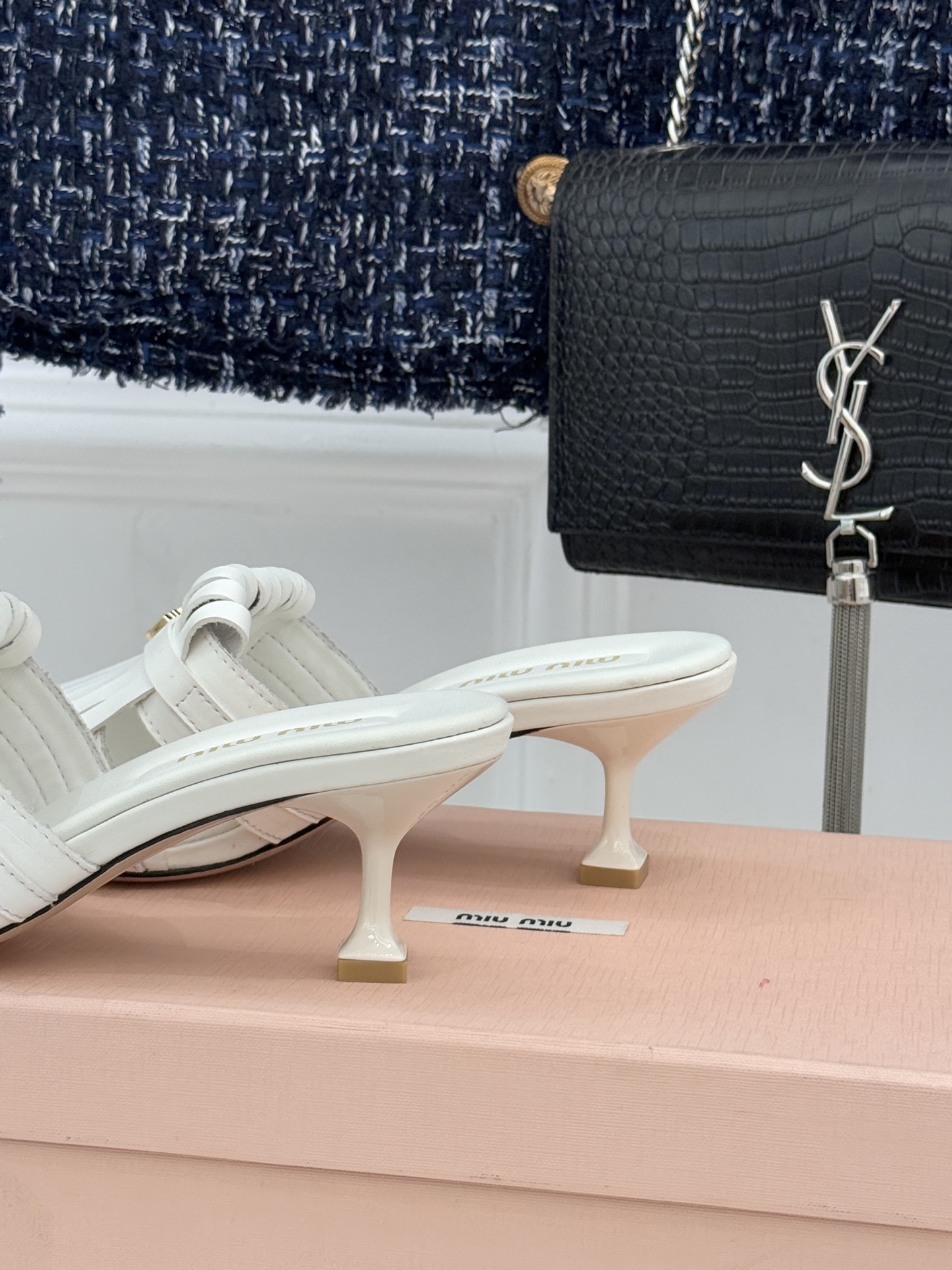 Miu Miu/缪缪26WF早春新品字母流苏猫跟拖鞋将灵动少女感与轻奢格调完美融合。鞋面饰有品牌字母标识