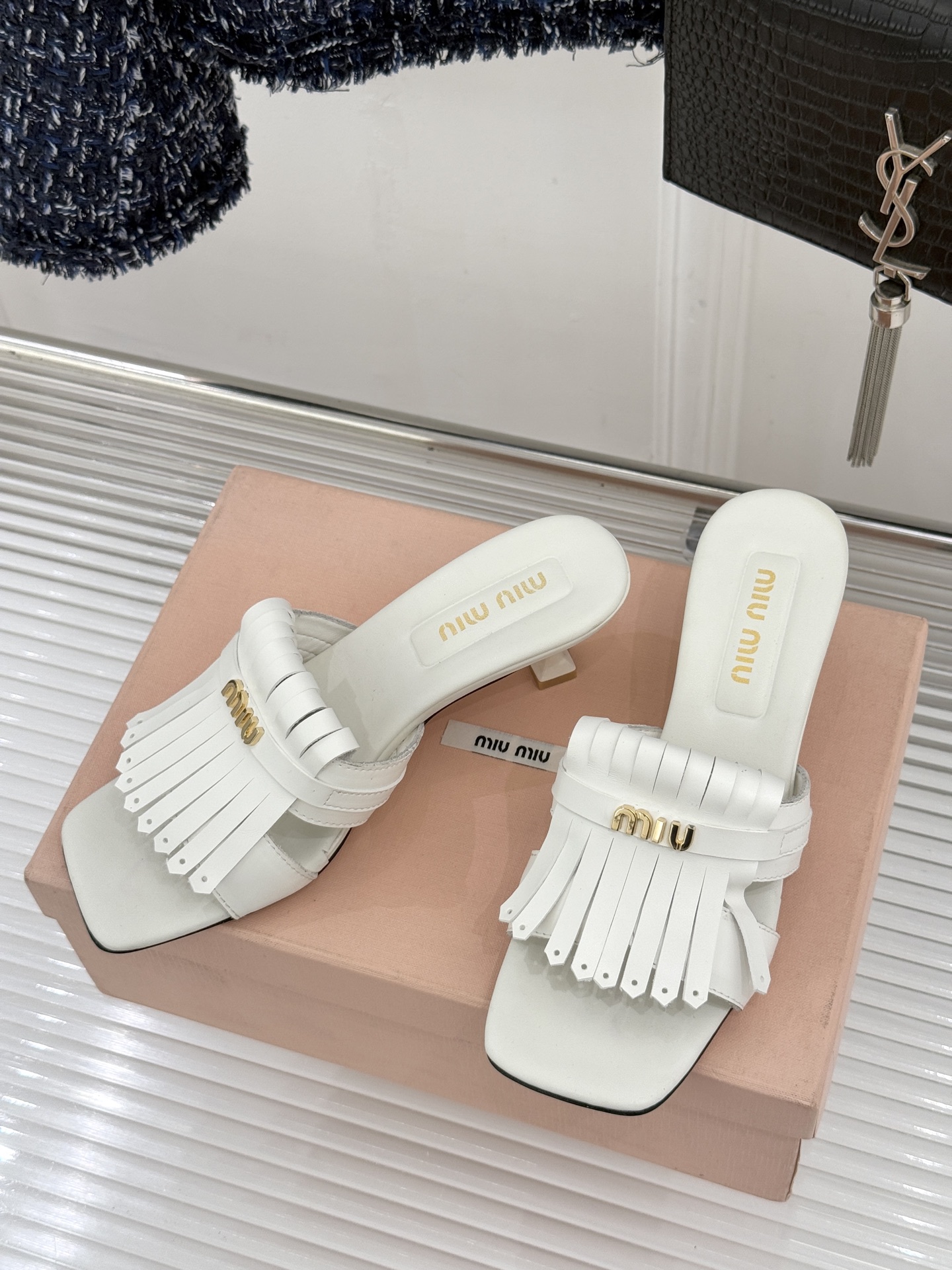 Miu Miu/缪缪26WF早春新品字母流苏猫跟拖鞋将灵动少女感与轻奢格调完美融合。鞋面饰有品牌字母标识