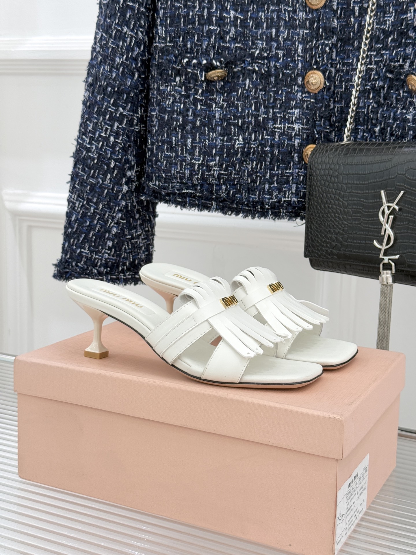 Miu Miu/缪缪26WF早春新品字母流苏猫跟拖鞋将灵动少女感与轻奢格调完美融合。鞋面饰有品牌字母标识