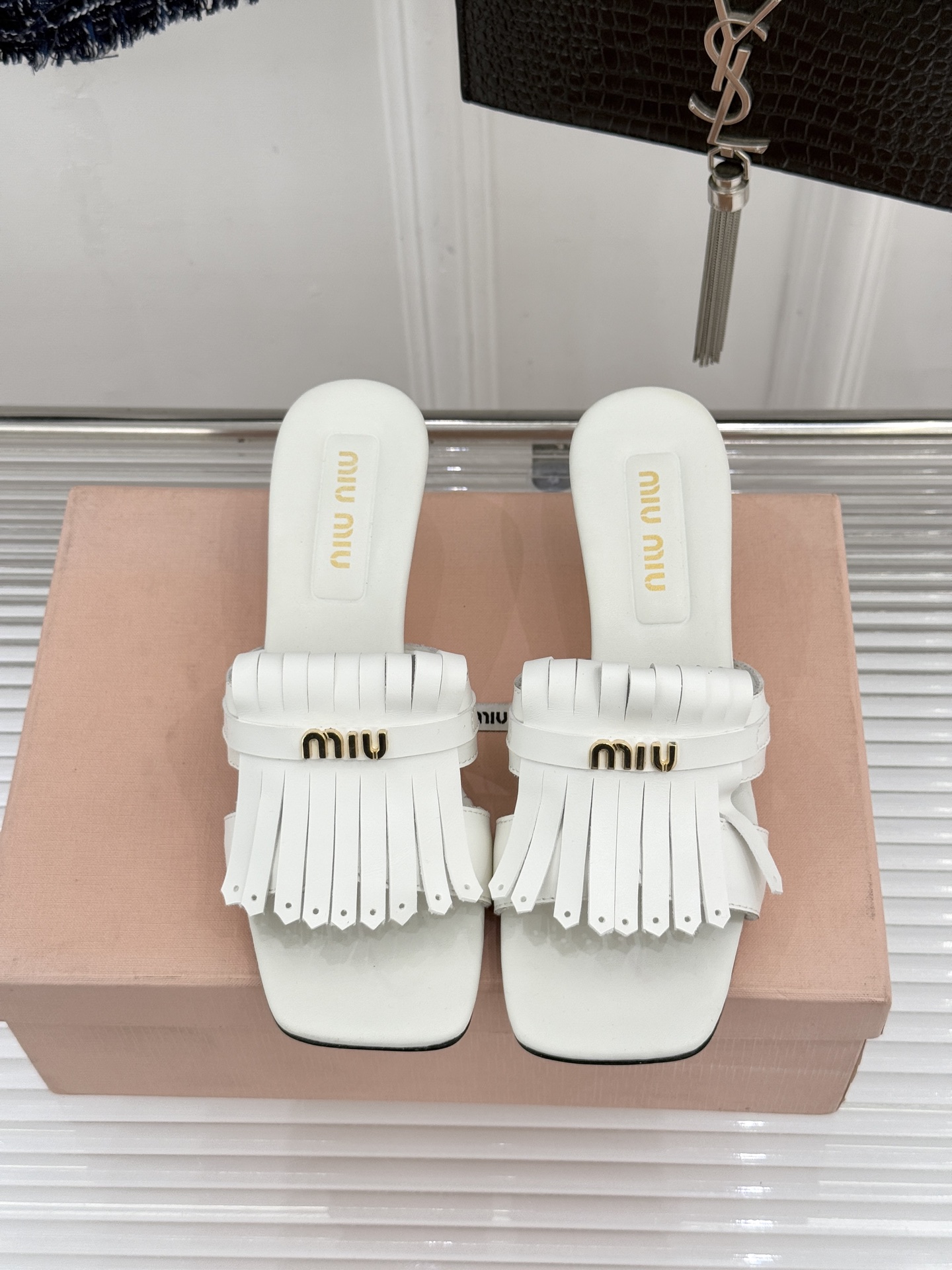 Miu Miu/缪缪26WF早春新品字母流苏猫跟拖鞋将灵动少女感与轻奢格调完美融合。鞋面饰有品牌字母标识