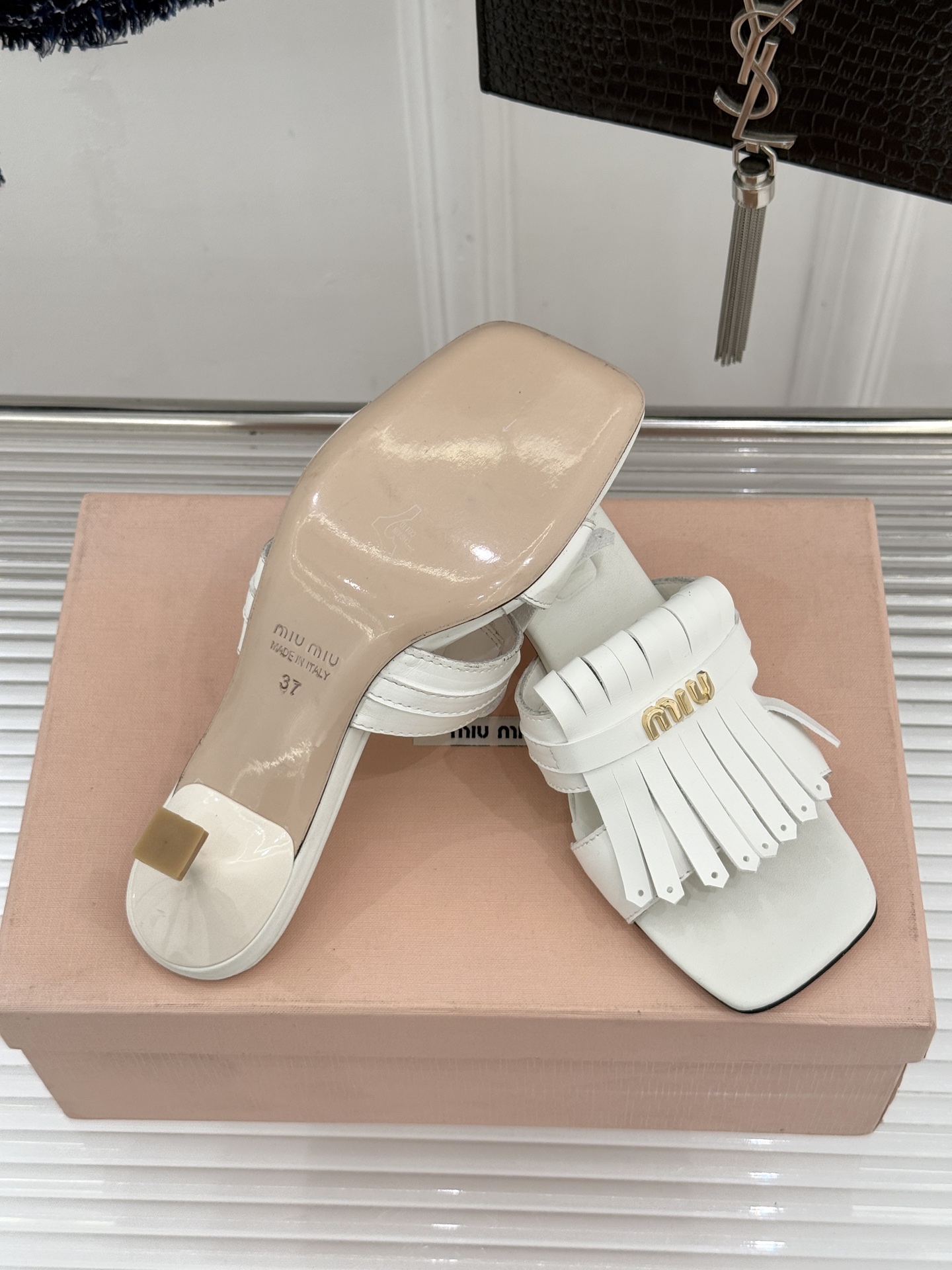 Miu Miu/缪缪26WF早春新品字母流苏猫跟拖鞋将灵动少女感与轻奢格调完美融合。鞋面饰有品牌字母标识