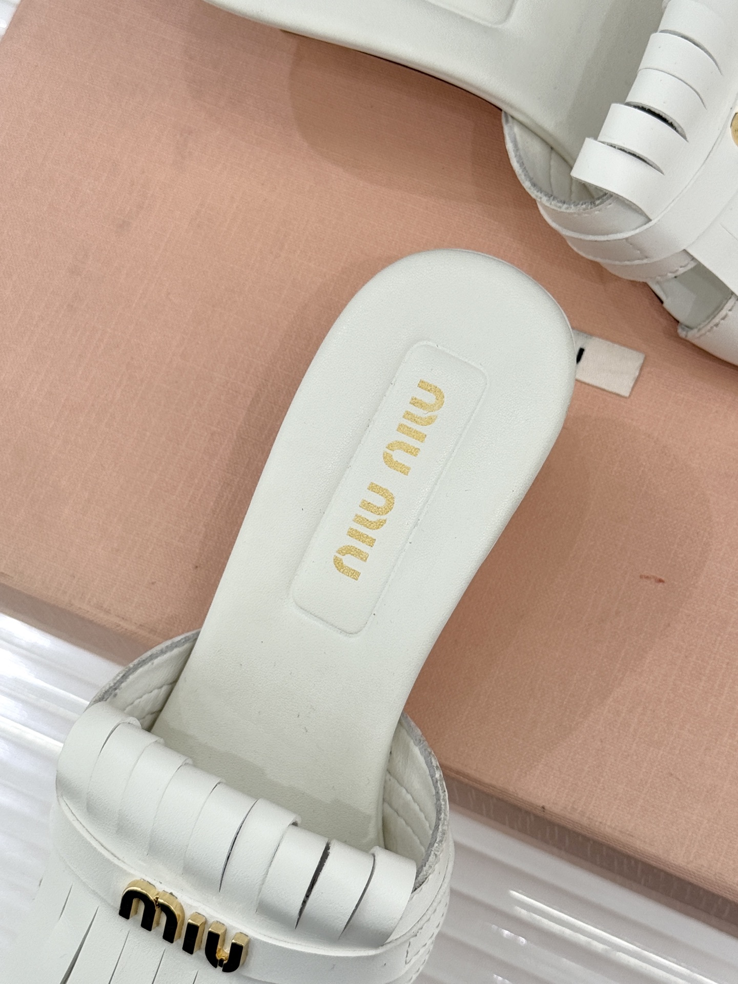 Miu Miu/缪缪26WF早春新品字母流苏猫跟拖鞋将灵动少女感与轻奢格调完美融合。鞋面饰有品牌字母标识