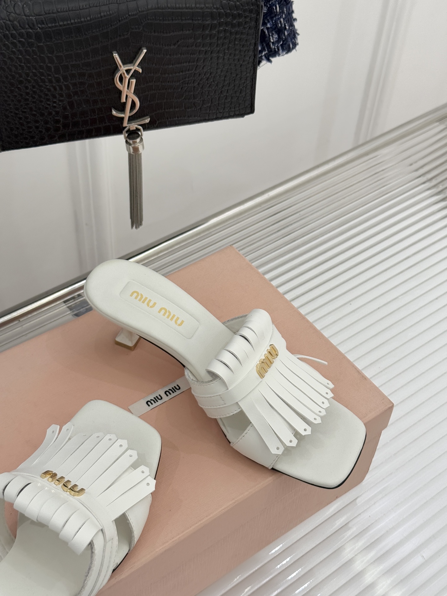 Miu Miu/缪缪26WF早春新品字母流苏猫跟拖鞋将灵动少女感与轻奢格调完美融合。鞋面饰有品牌字母标识