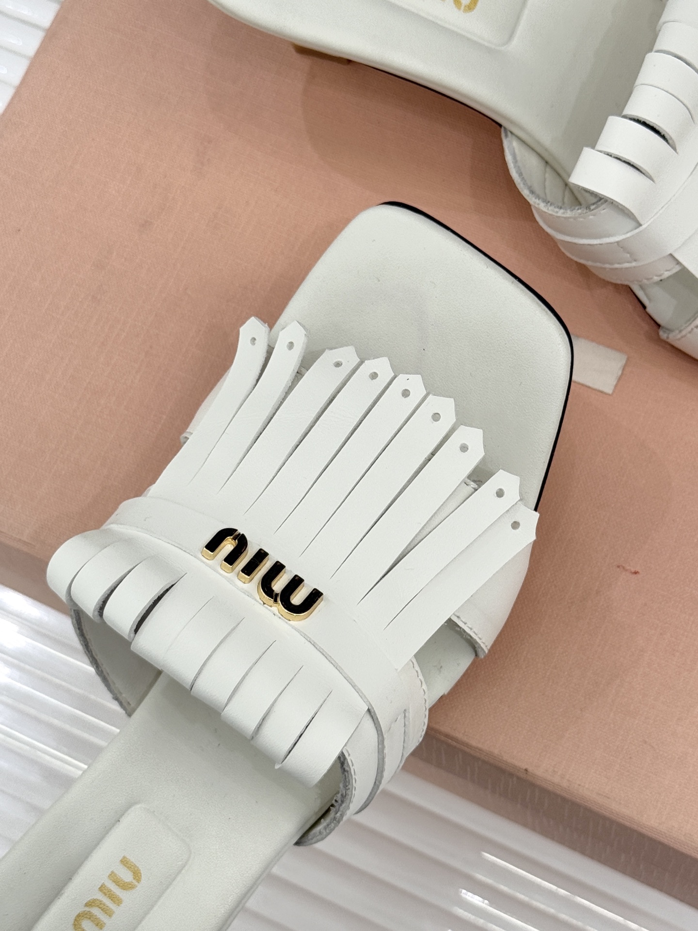 Miu Miu/缪缪26WF早春新品字母流苏猫跟拖鞋将灵动少女感与轻奢格调完美融合。鞋面饰有品牌字母标识