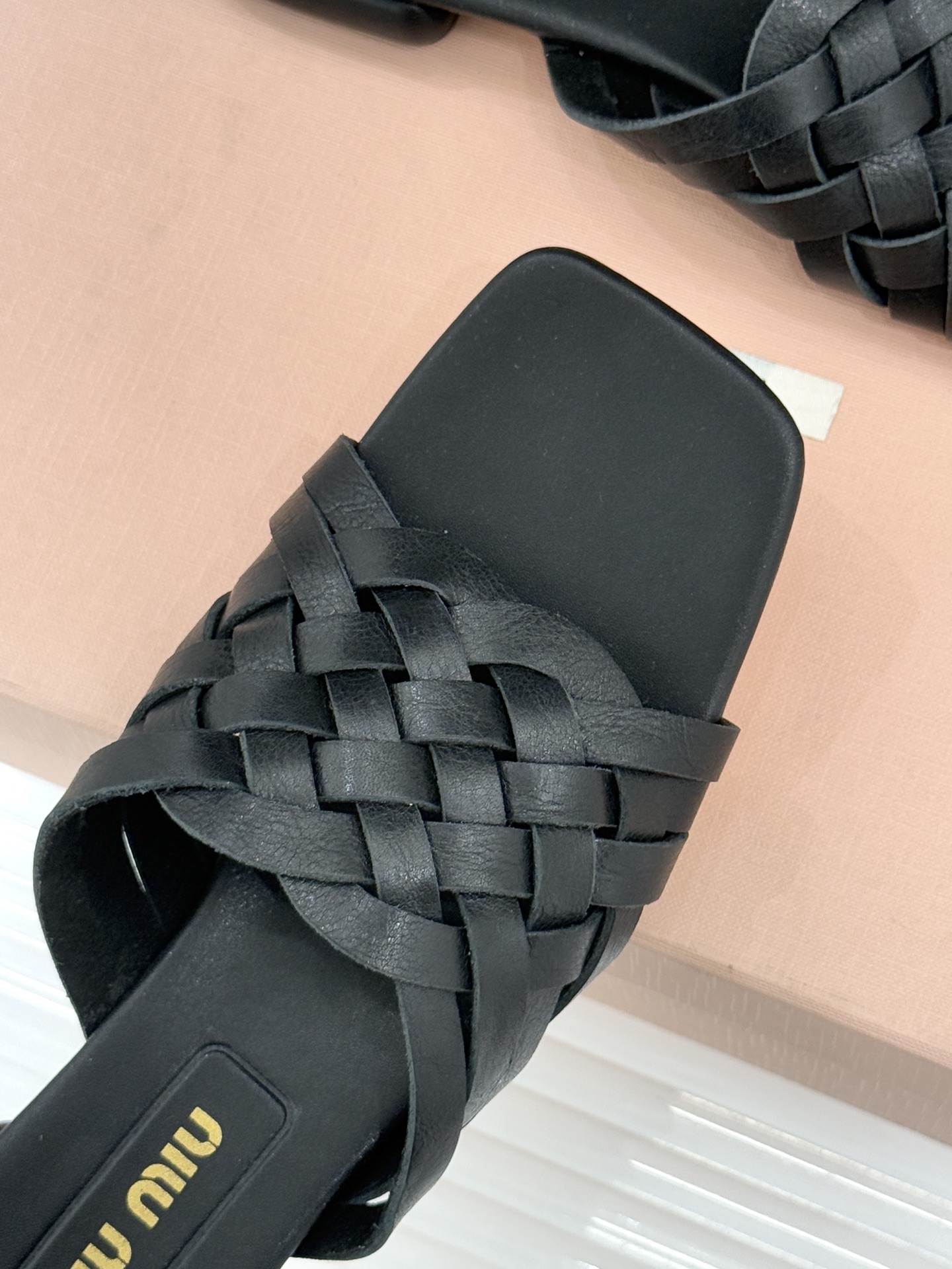 Miu Miu/缪缪26WF早春新品编织方头猫跟拖鞋以手工质感演绎夏日慵懒千金风。精致编织肌理细腻透气复