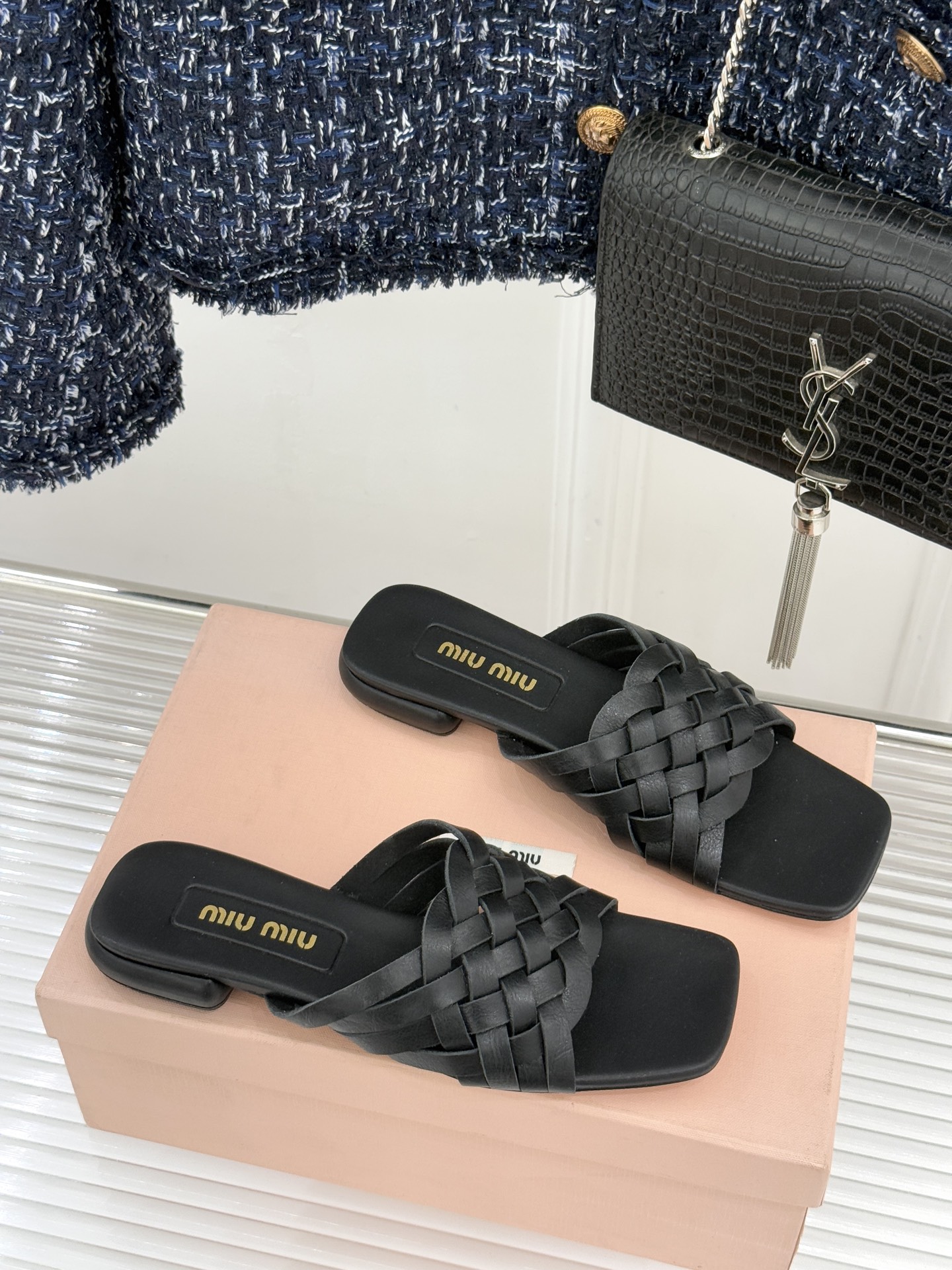 Miu Miu/缪缪26WF早春新品编织方头猫跟拖鞋以手工质感演绎夏日慵懒千金风。精致编织肌理细腻透气复