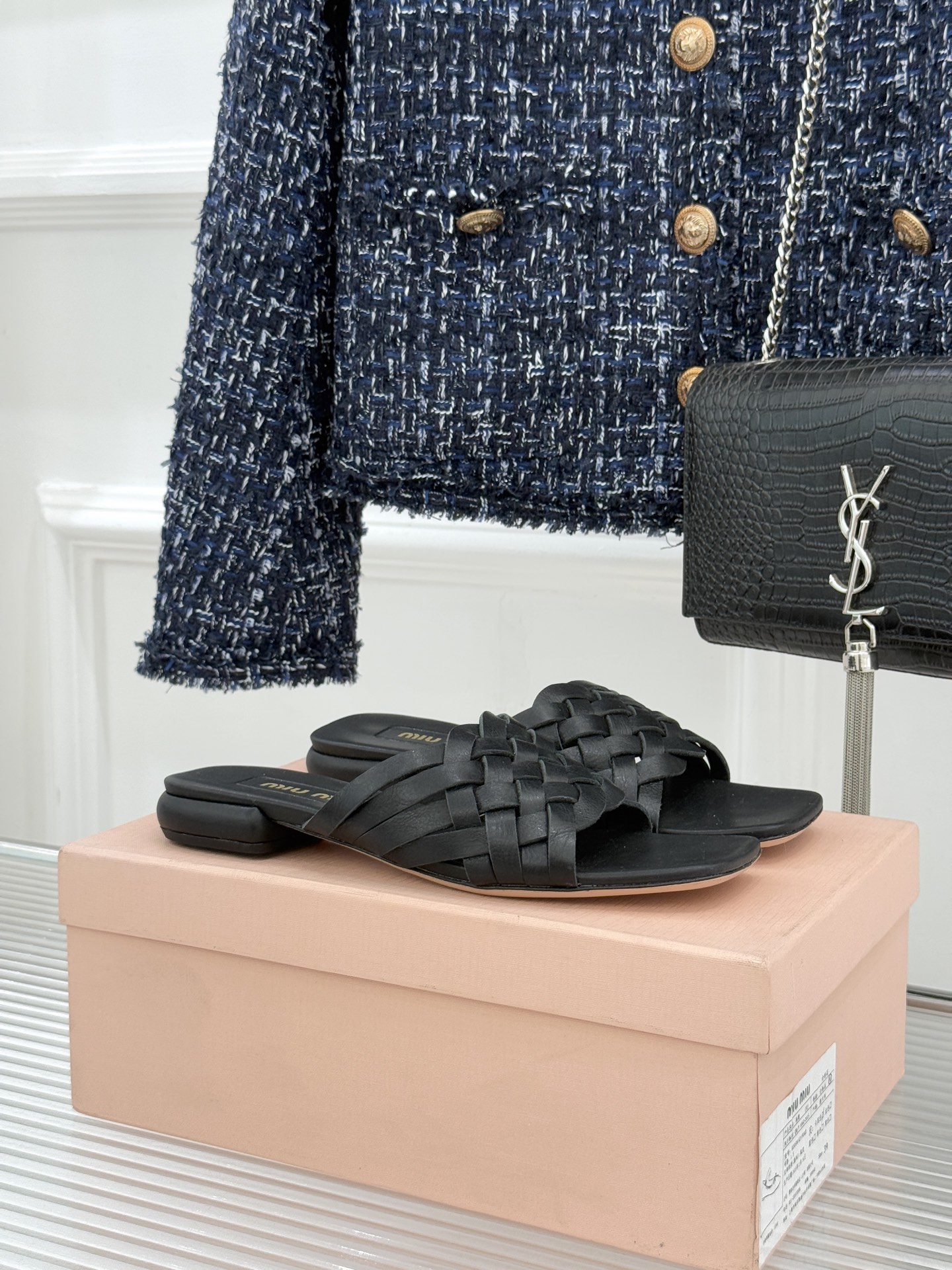 Miu Miu/缪缪26WF早春新品编织方头猫跟拖鞋以手工质感演绎夏日慵懒千金风。精致编织肌理细腻透气复