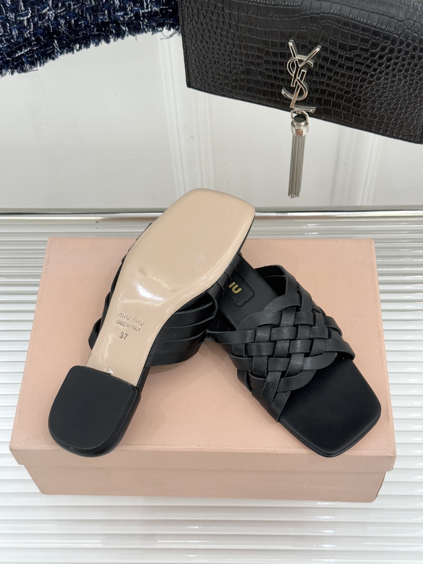 Miu Miu/缪缪26WF早春新品编织方头猫跟拖鞋以手工质感演绎夏日慵懒千金风。精致编织肌理细腻透气复