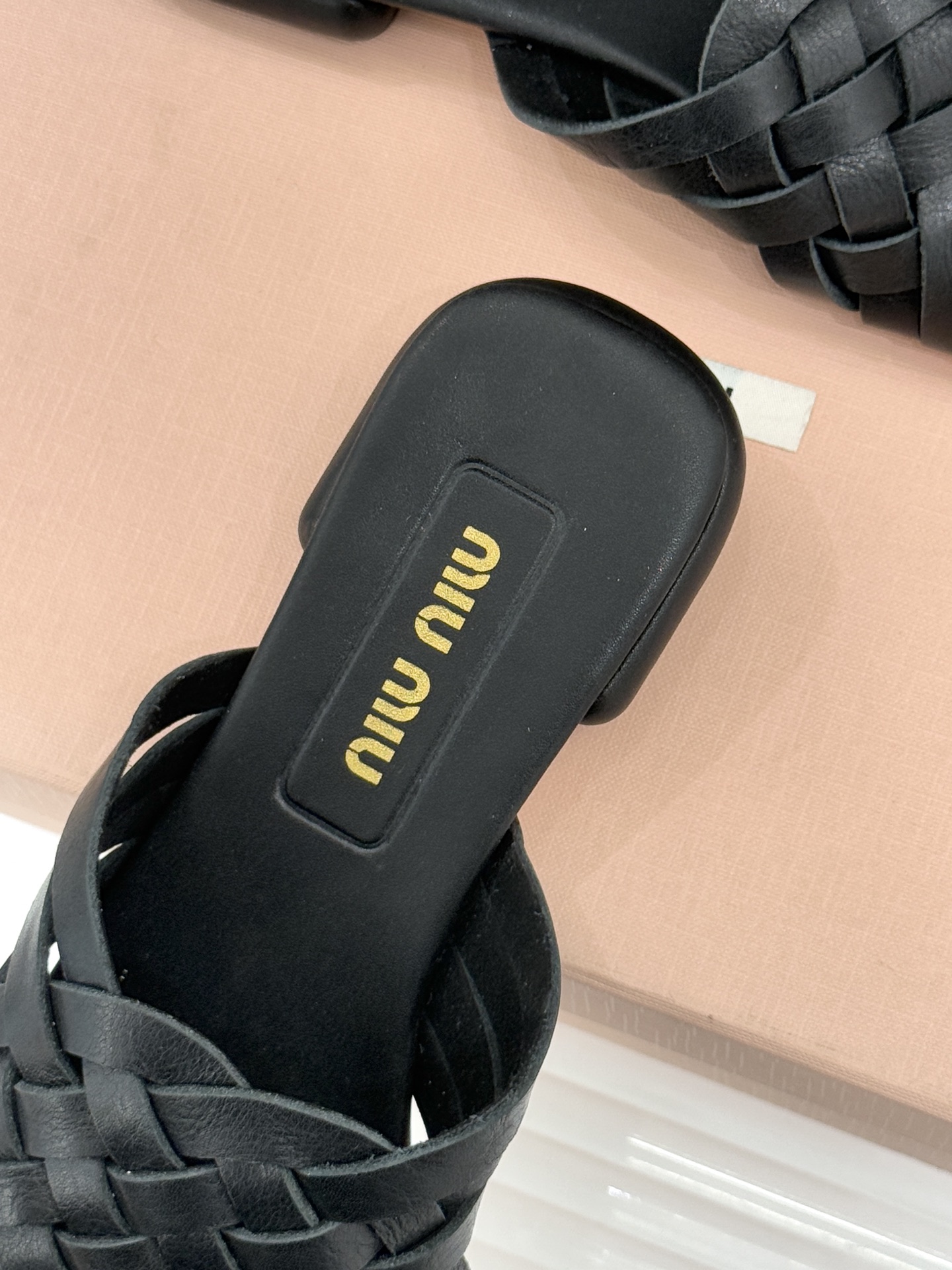 Miu Miu/缪缪26WF早春新品编织方头猫跟拖鞋以手工质感演绎夏日慵懒千金风。精致编织肌理细腻透气复