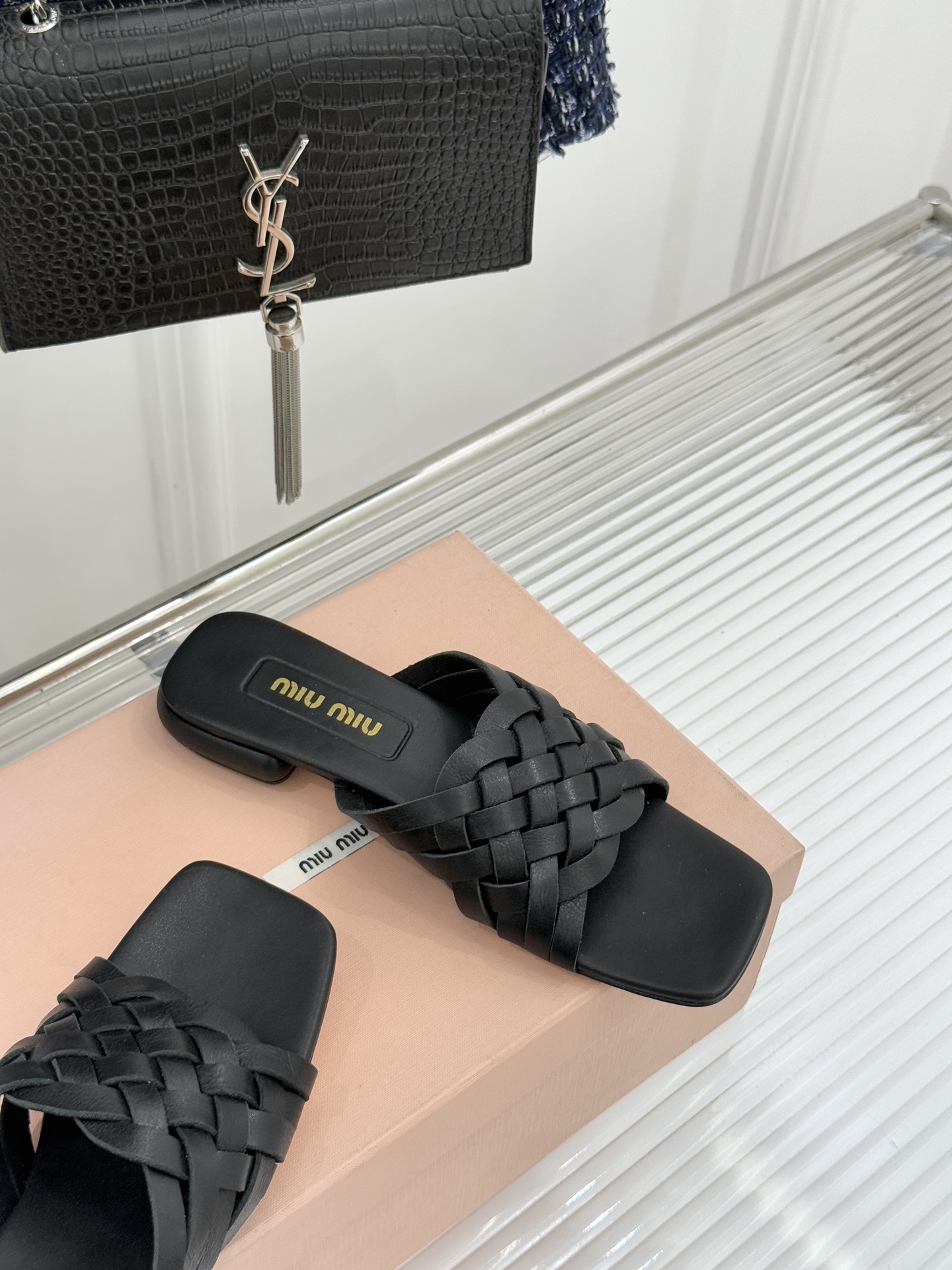Miu Miu/缪缪26WF早春新品编织方头猫跟拖鞋以手工质感演绎夏日慵懒千金风。精致编织肌理细腻透气复