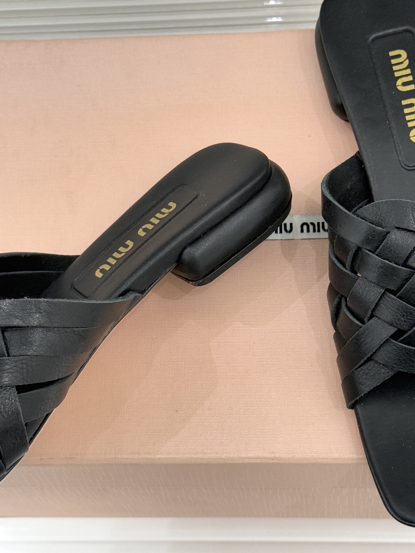 Miu Miu/缪缪26WF早春新品编织方头猫跟拖鞋以手工质感演绎夏日慵懒千金风。精致编织肌理细腻透气复