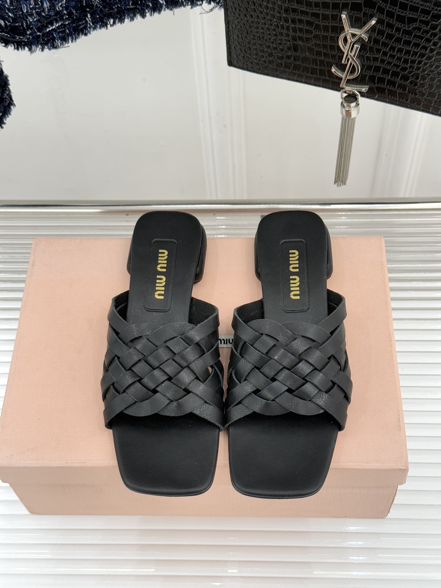 Miu Miu/缪缪26WF早春新品编织方头猫跟拖鞋以手工质感演绎夏日慵懒千金风。精致编织肌理细腻透气复
