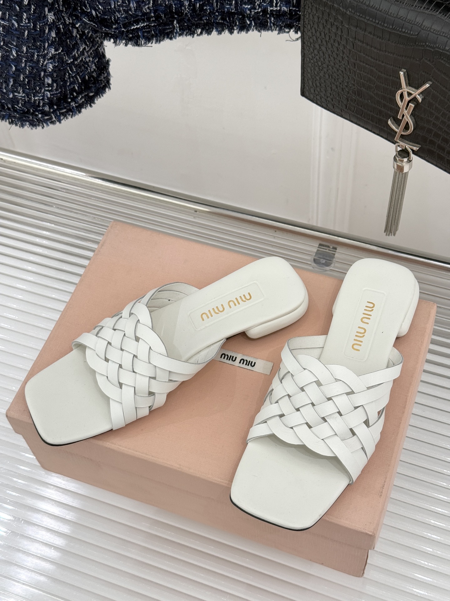 Miu Miu/缪缪26WF早春新品编织方头猫跟拖鞋以手工质感演绎夏日慵懒千金风。精致编织肌理细腻透气复