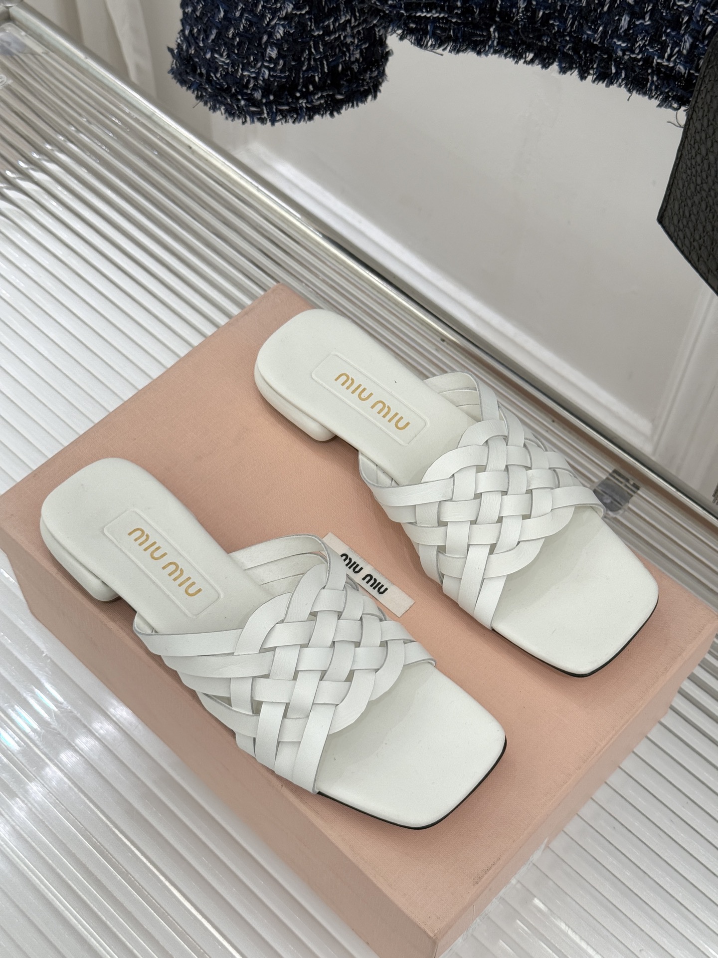 Miu Miu/缪缪26WF早春新品编织方头猫跟拖鞋以手工质感演绎夏日慵懒千金风。精致编织肌理细腻透气复