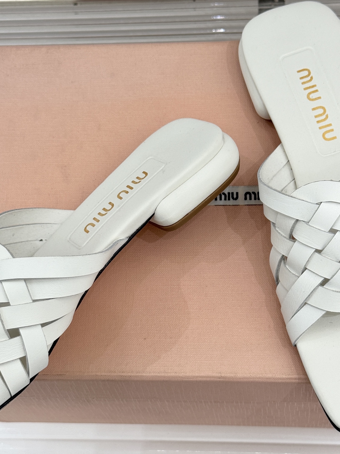 Miu Miu/缪缪26WF早春新品编织方头猫跟拖鞋以手工质感演绎夏日慵懒千金风。精致编织肌理细腻透气复