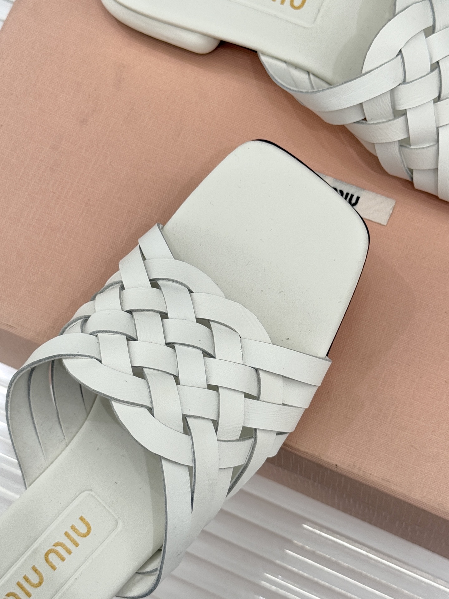 Miu Miu/缪缪26WF早春新品编织方头猫跟拖鞋以手工质感演绎夏日慵懒千金风。精致编织肌理细腻透气复