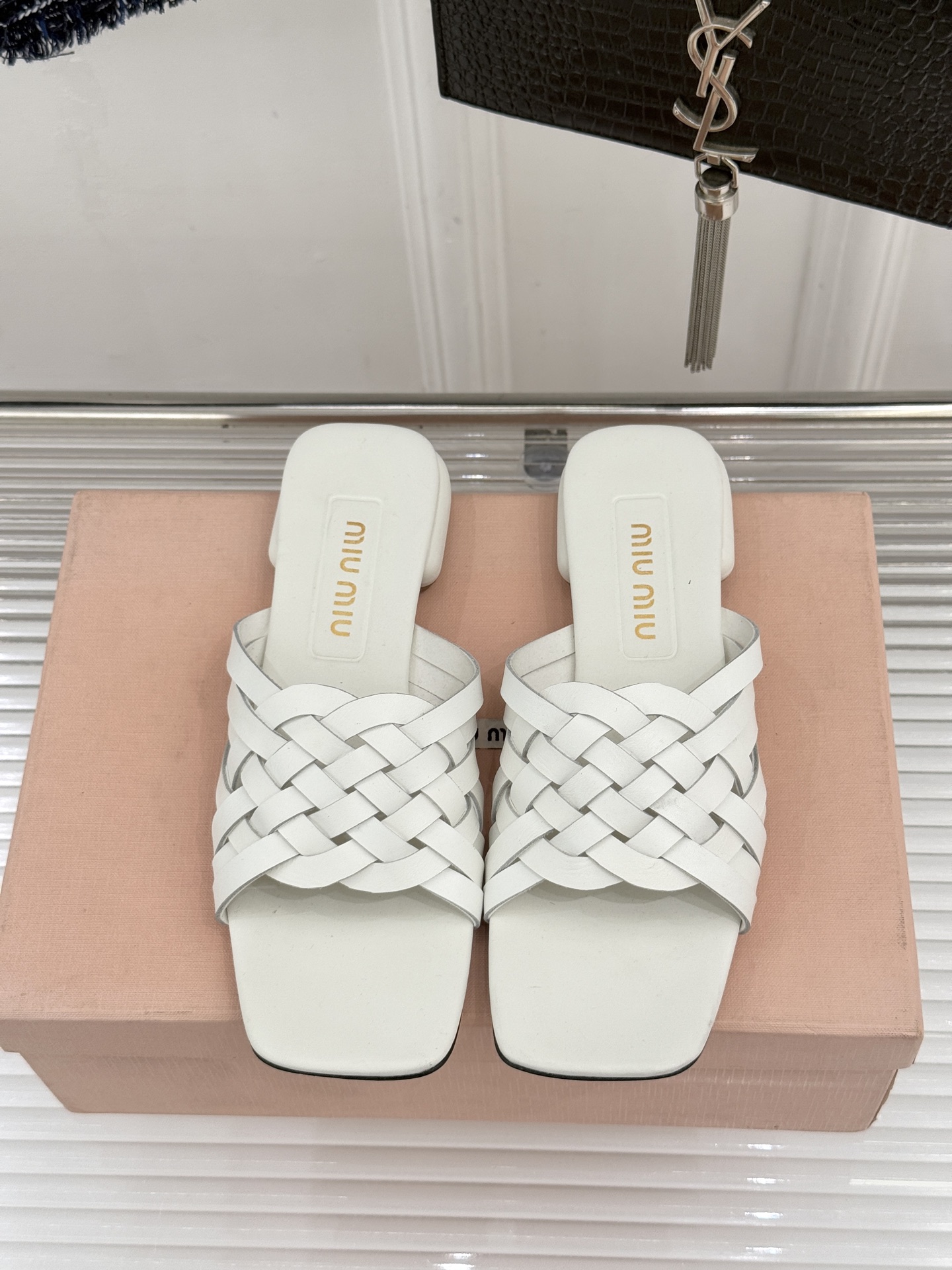 Miu Miu/缪缪26WF早春新品编织方头猫跟拖鞋以手工质感演绎夏日慵懒千金风。精致编织肌理细腻透气复