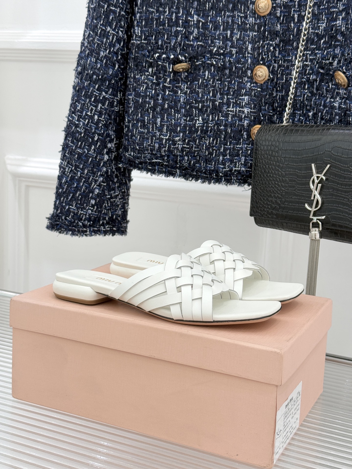 Miu Miu/缪缪26WF早春新品编织方头猫跟拖鞋以手工质感演绎夏日慵懒千金风。精致编织肌理细腻透气复