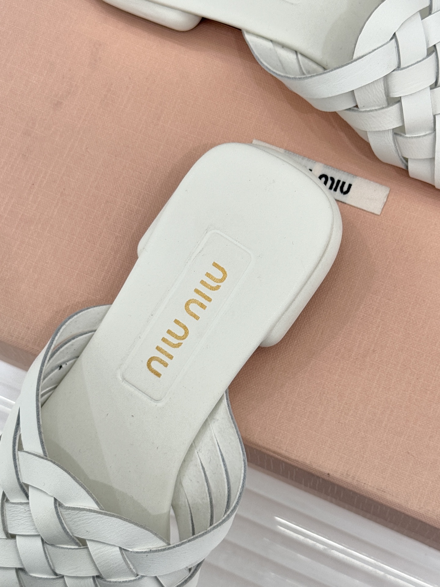 Miu Miu/缪缪26WF早春新品编织方头猫跟拖鞋以手工质感演绎夏日慵懒千金风。精致编织肌理细腻透气复