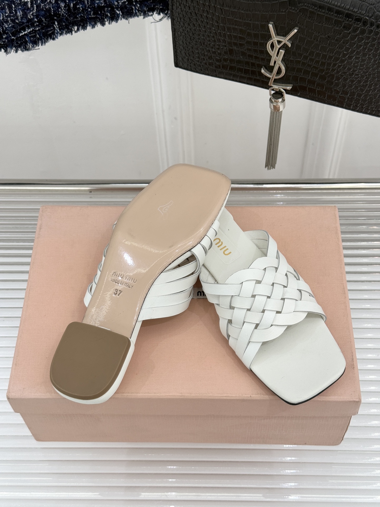 Miu Miu/缪缪26WF早春新品编织方头猫跟拖鞋以手工质感演绎夏日慵懒千金风。精致编织肌理细腻透气复