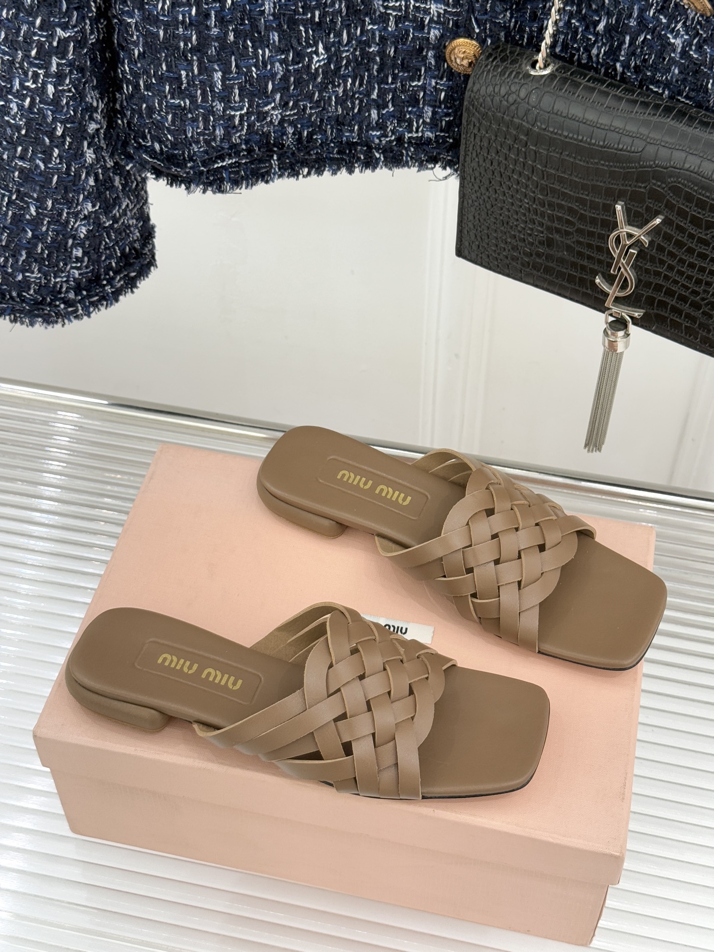 Miu Miu/缪缪26WF早春新品编织方头猫跟拖鞋以手工质感演绎夏日慵懒千金风。精致编织肌理细腻透气复