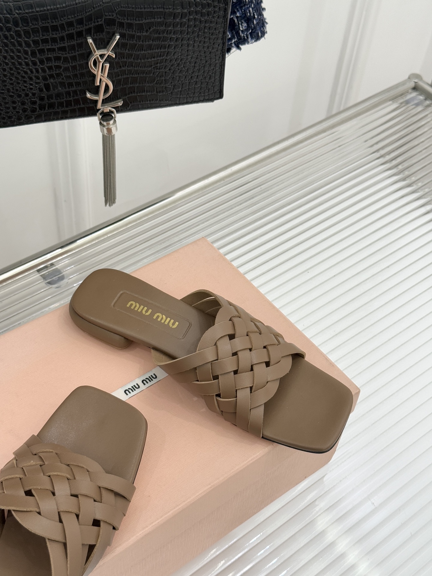 Miu Miu/缪缪26WF早春新品编织方头猫跟拖鞋以手工质感演绎夏日慵懒千金风。精致编织肌理细腻透气复