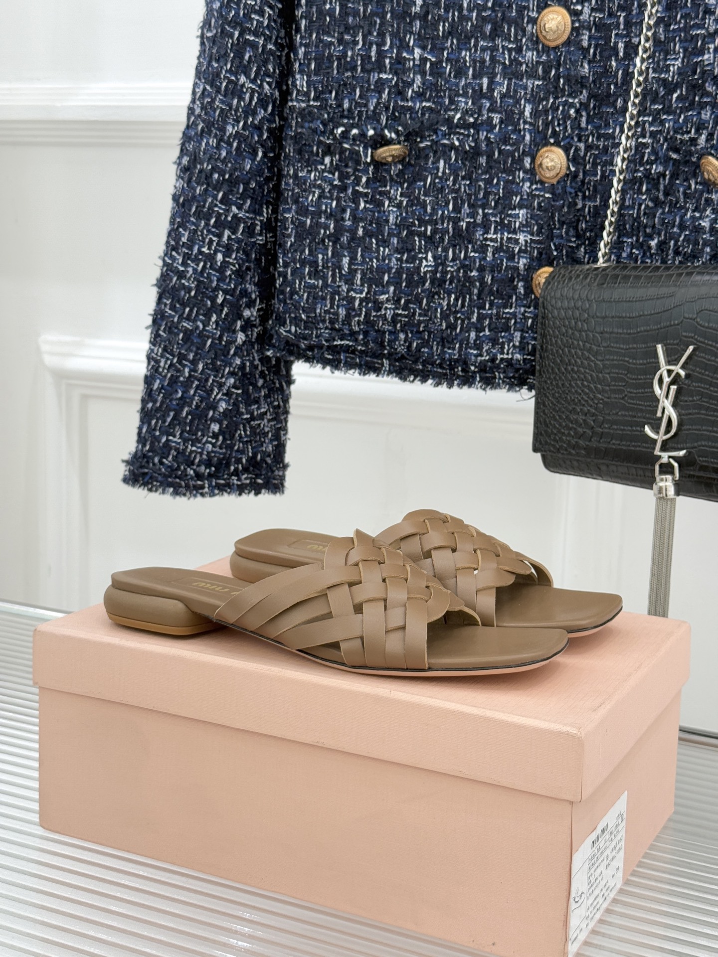 Miu Miu/缪缪26WF早春新品编织方头猫跟拖鞋以手工质感演绎夏日慵懒千金风。精致编织肌理细腻透气复