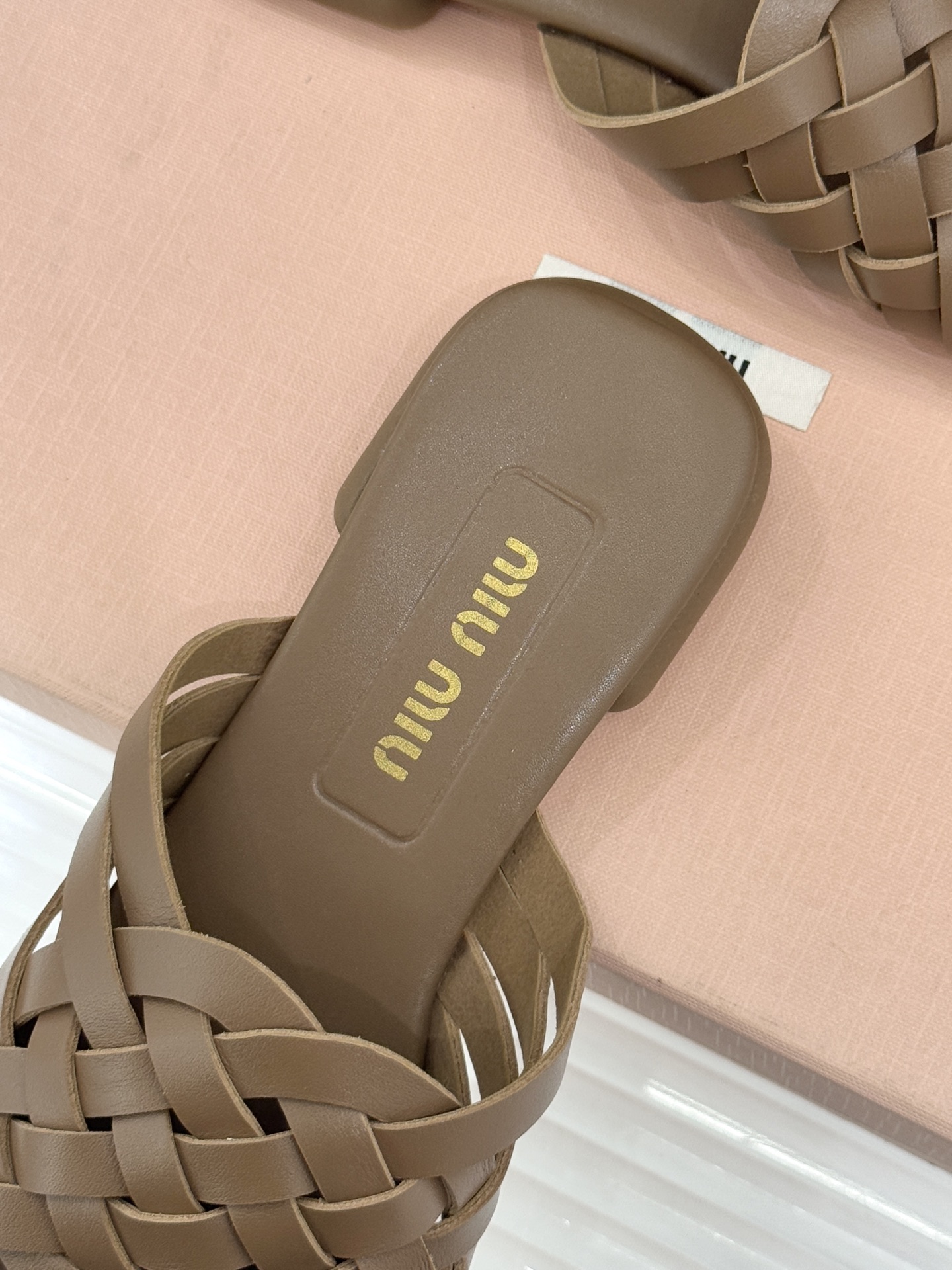 Miu Miu/缪缪26WF早春新品编织方头猫跟拖鞋以手工质感演绎夏日慵懒千金风。精致编织肌理细腻透气复