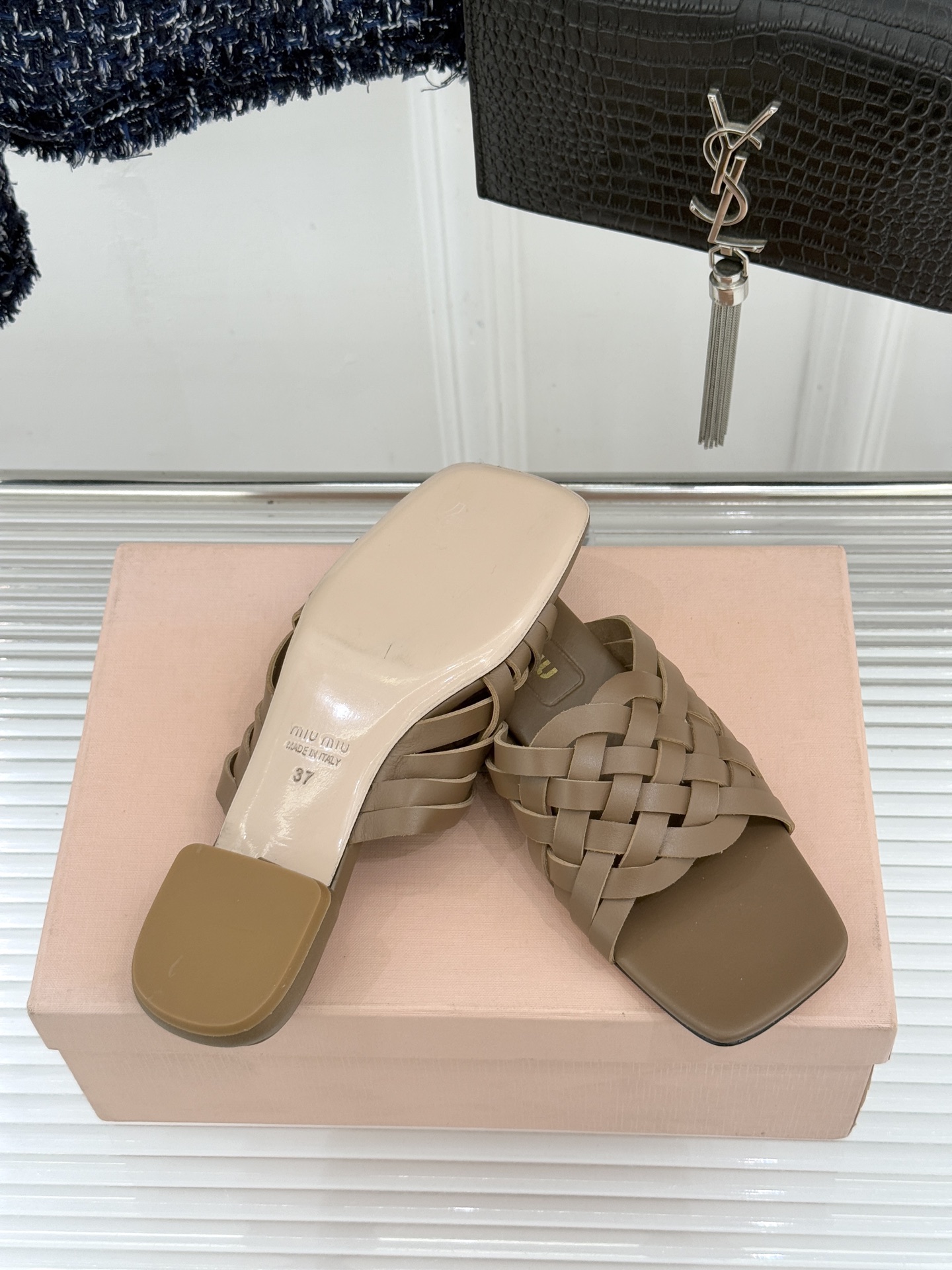 Miu Miu/缪缪26WF早春新品编织方头猫跟拖鞋以手工质感演绎夏日慵懒千金风。精致编织肌理细腻透气复