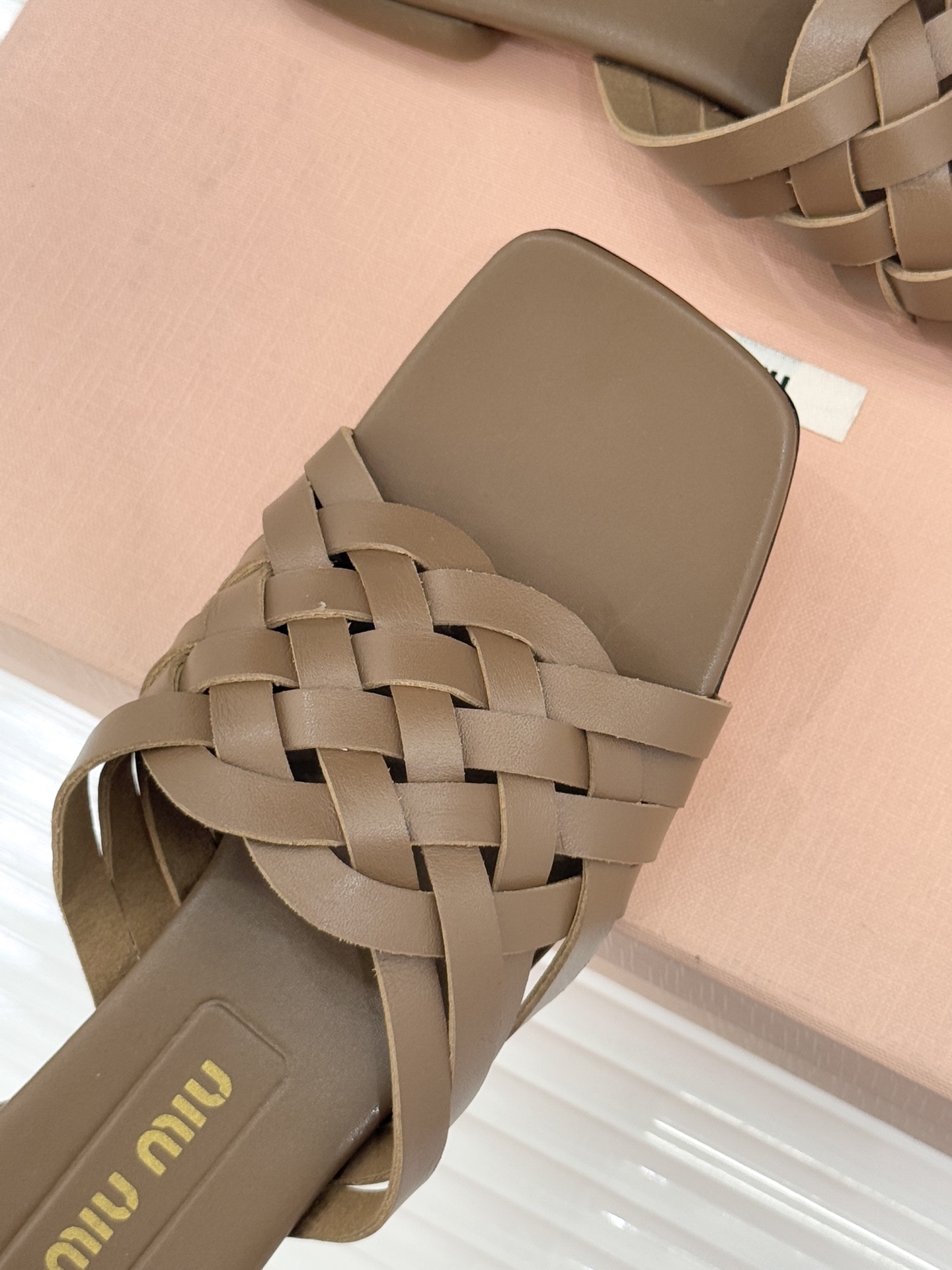 Miu Miu/缪缪26WF早春新品编织方头猫跟拖鞋以手工质感演绎夏日慵懒千金风。精致编织肌理细腻透气复
