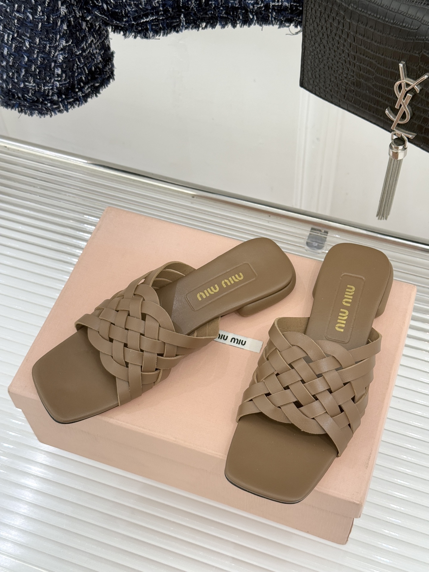 Miu Miu/缪缪26WF早春新品编织方头猫跟拖鞋以手工质感演绎夏日慵懒千金风。精致编织肌理细腻透气复