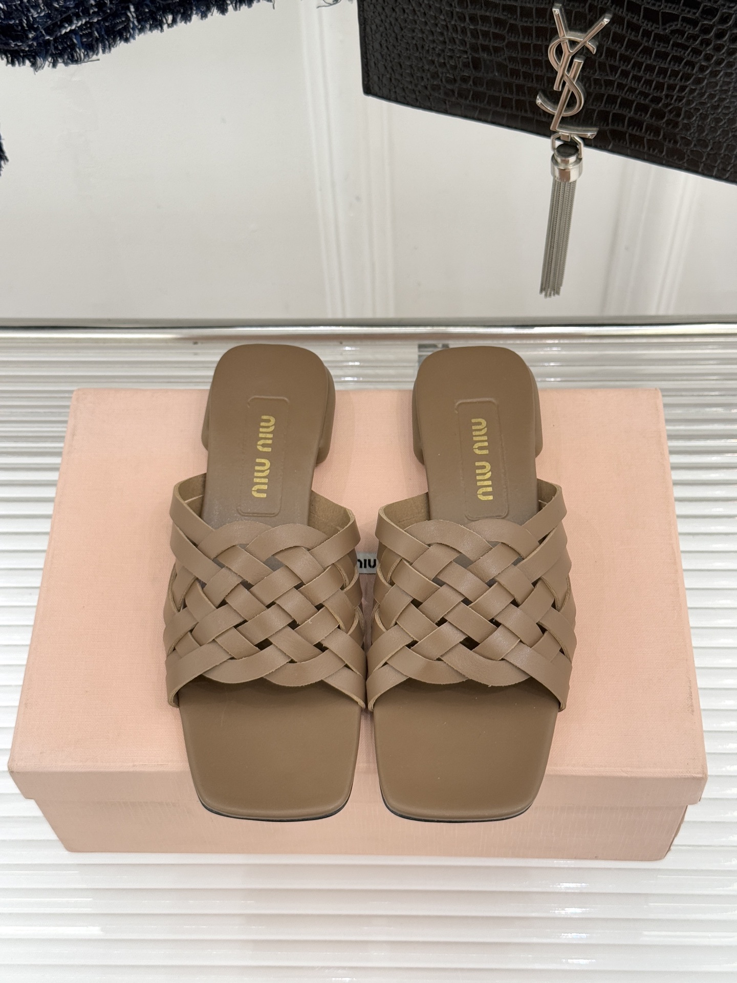 Miu Miu/缪缪26WF早春新品编织方头猫跟拖鞋以手工质感演绎夏日慵懒千金风。精致编织肌理细腻透气复