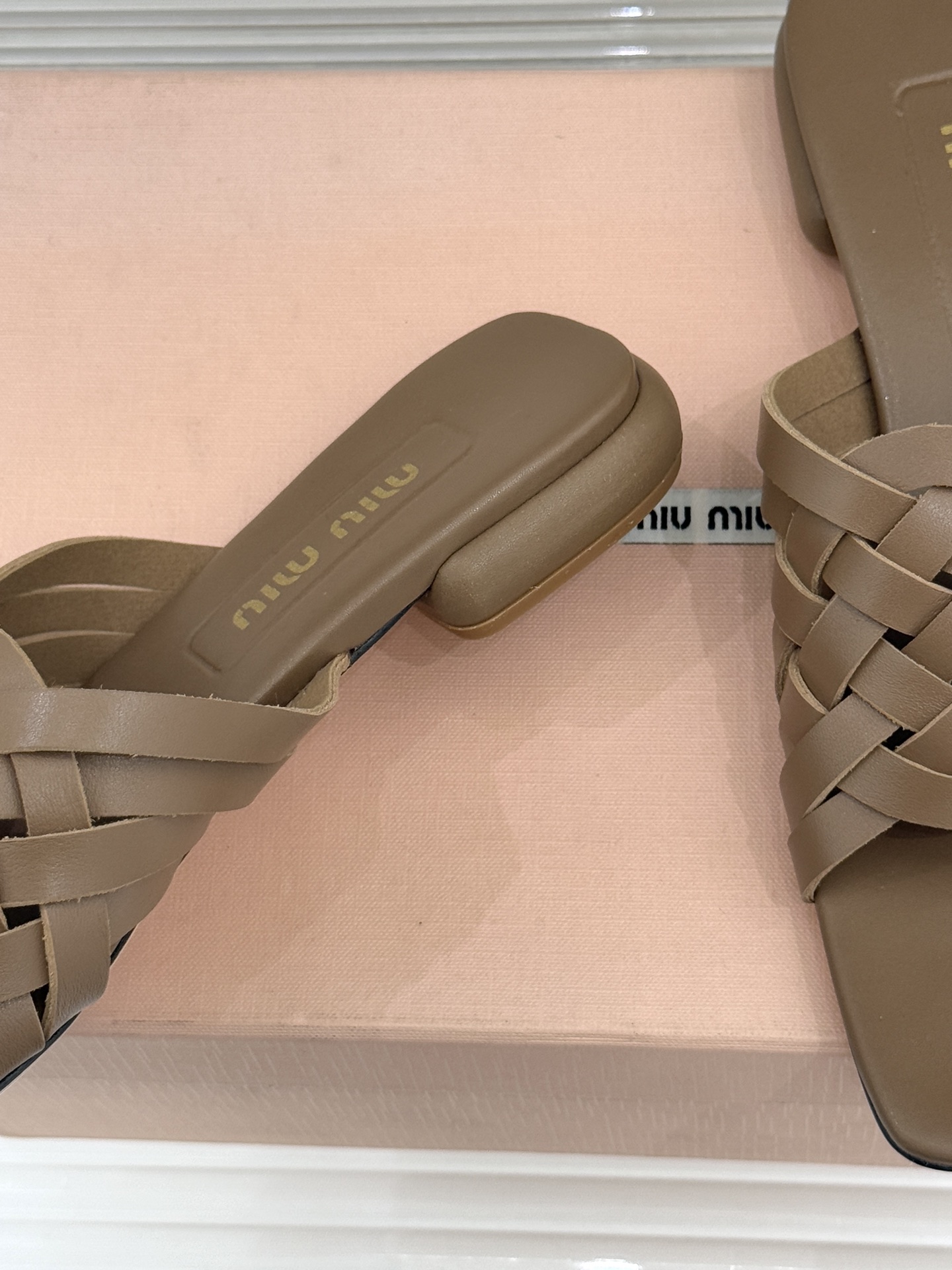 Miu Miu/缪缪26WF早春新品编织方头猫跟拖鞋以手工质感演绎夏日慵懒千金风。精致编织肌理细腻透气复