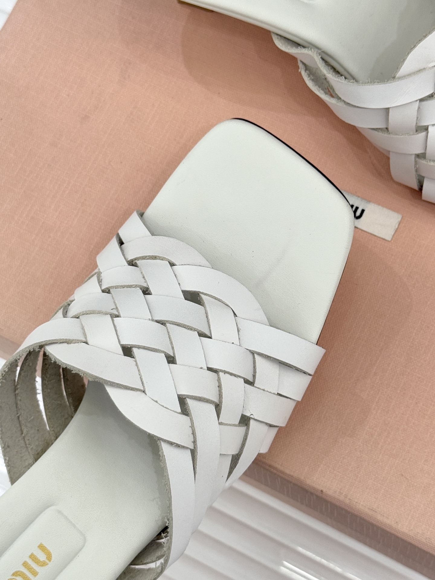 Miu Miu/缪缪26WF早春新品编织方头猫跟拖鞋以手工质感演绎夏日慵懒千金风。精致编织肌理细腻透气复