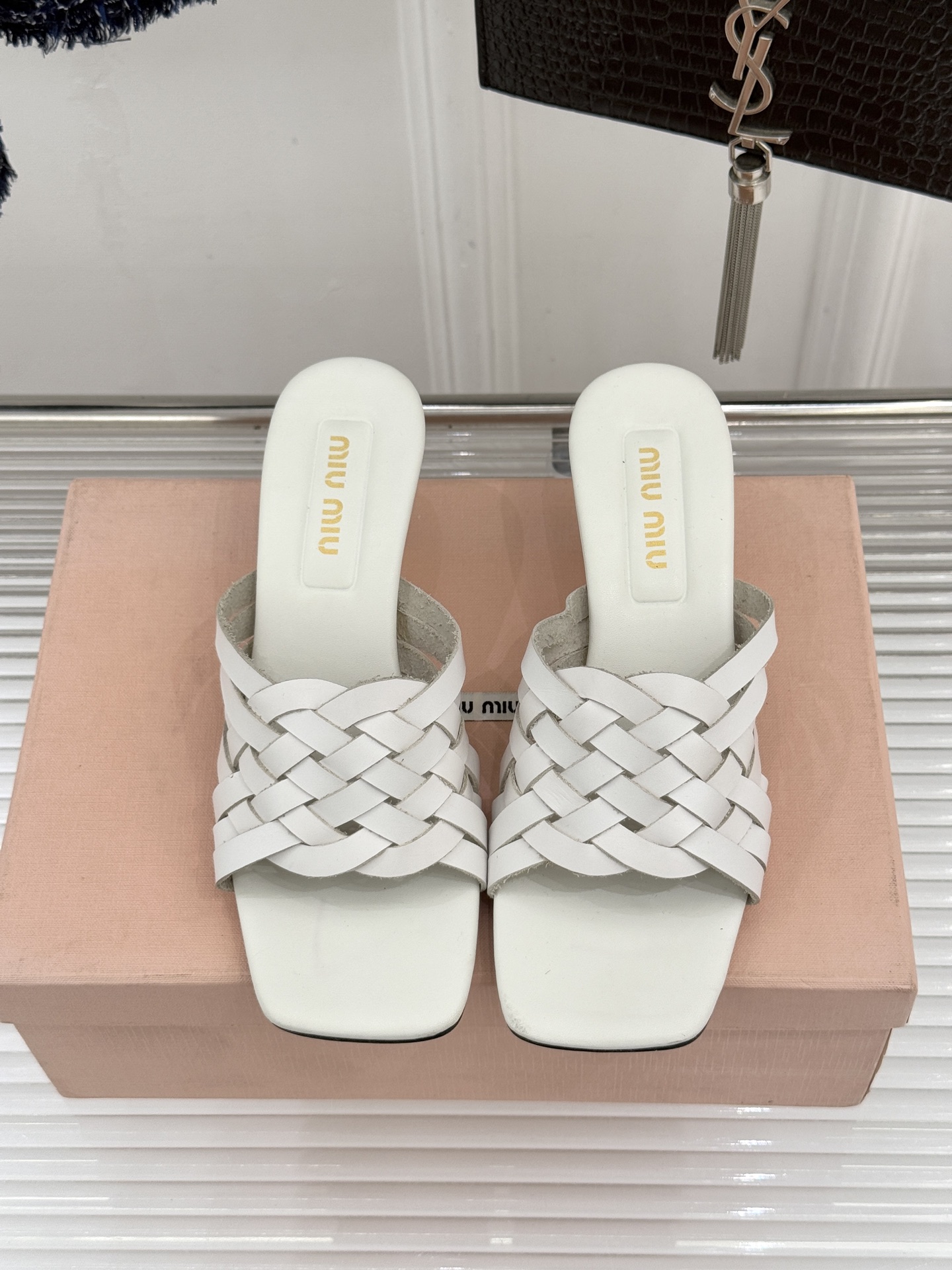 Miu Miu/缪缪26WF早春新品编织方头猫跟拖鞋以手工质感演绎夏日慵懒千金风。精致编织肌理细腻透气复