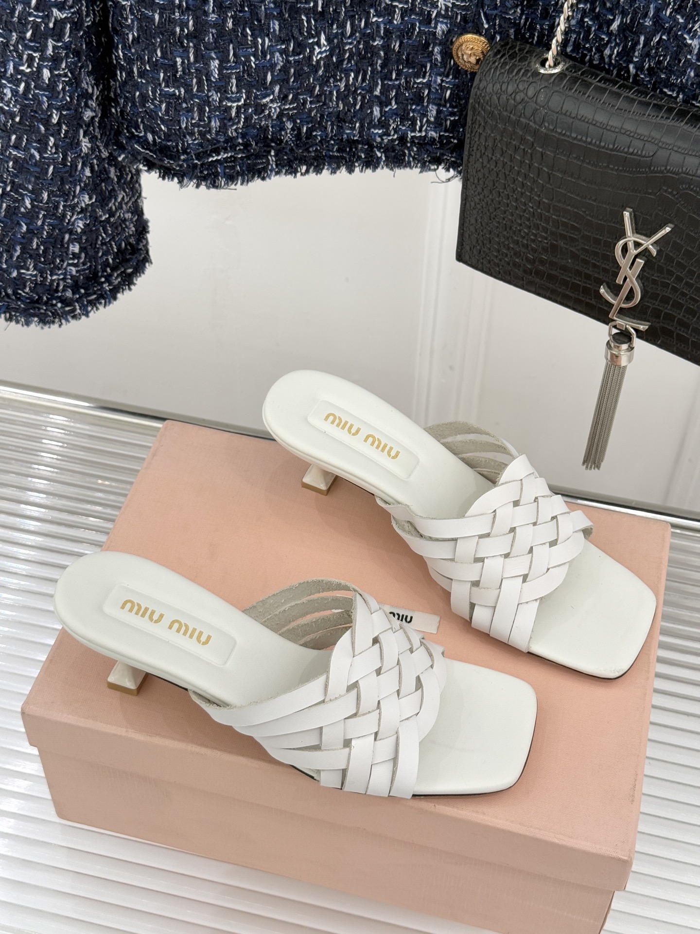 Miu Miu/缪缪26WF早春新品编织方头猫跟拖鞋以手工质感演绎夏日慵懒千金风。精致编织肌理细腻透气复