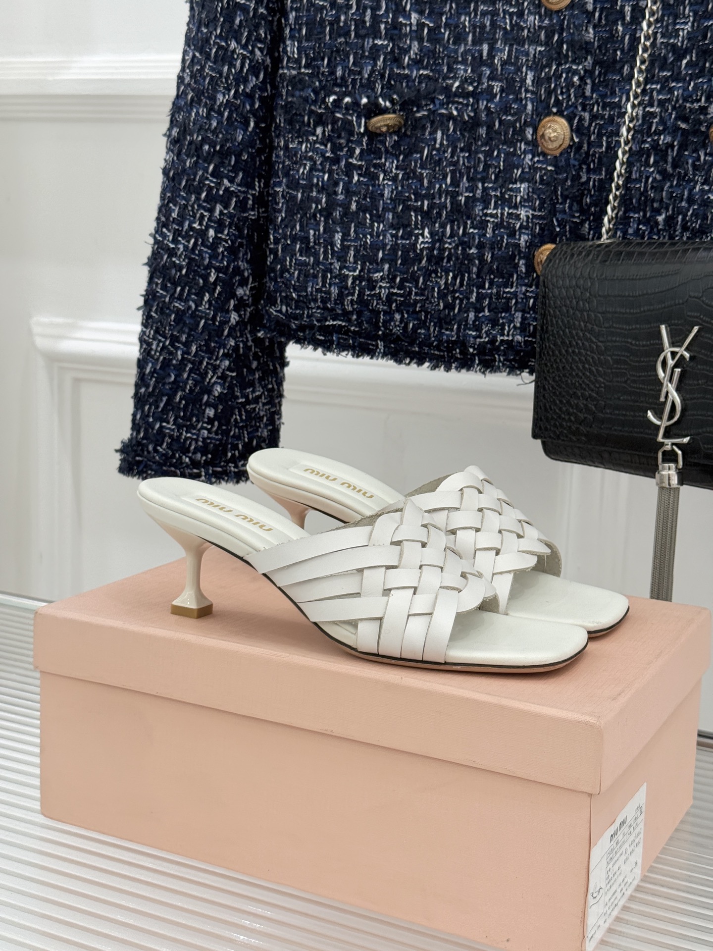 Miu Miu/缪缪26WF早春新品编织方头猫跟拖鞋以手工质感演绎夏日慵懒千金风。精致编织肌理细腻透气复