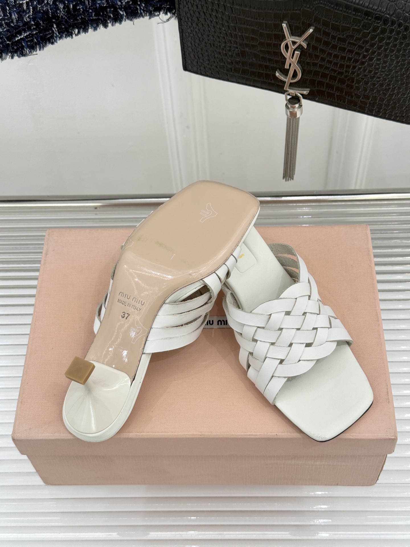 Miu Miu/缪缪26WF早春新品编织方头猫跟拖鞋以手工质感演绎夏日慵懒千金风。精致编织肌理细腻透气复