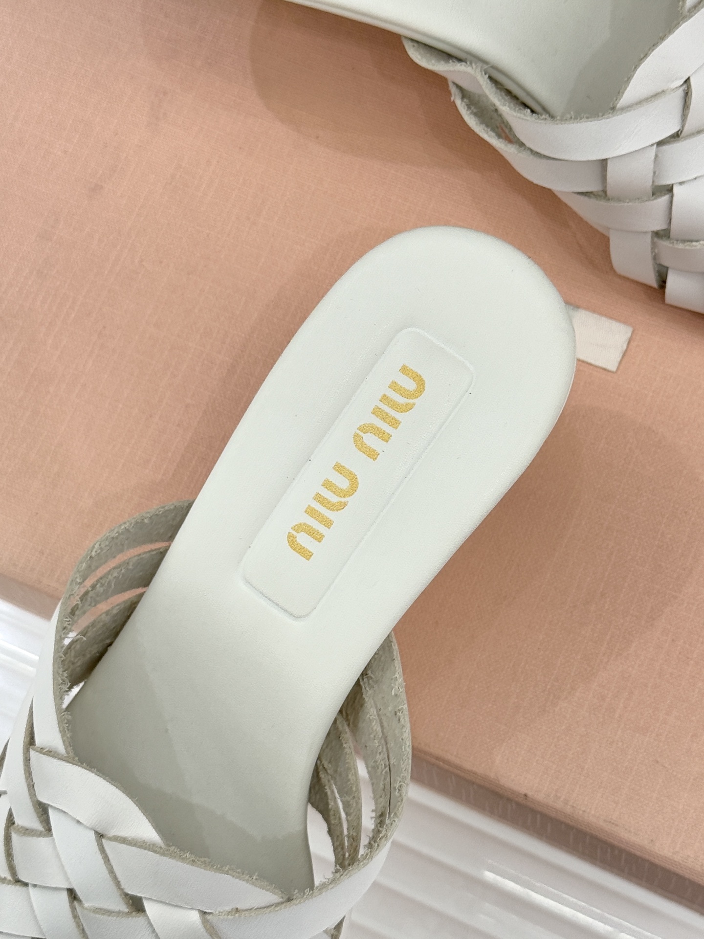 Miu Miu/缪缪26WF早春新品编织方头猫跟拖鞋以手工质感演绎夏日慵懒千金风。精致编织肌理细腻透气复