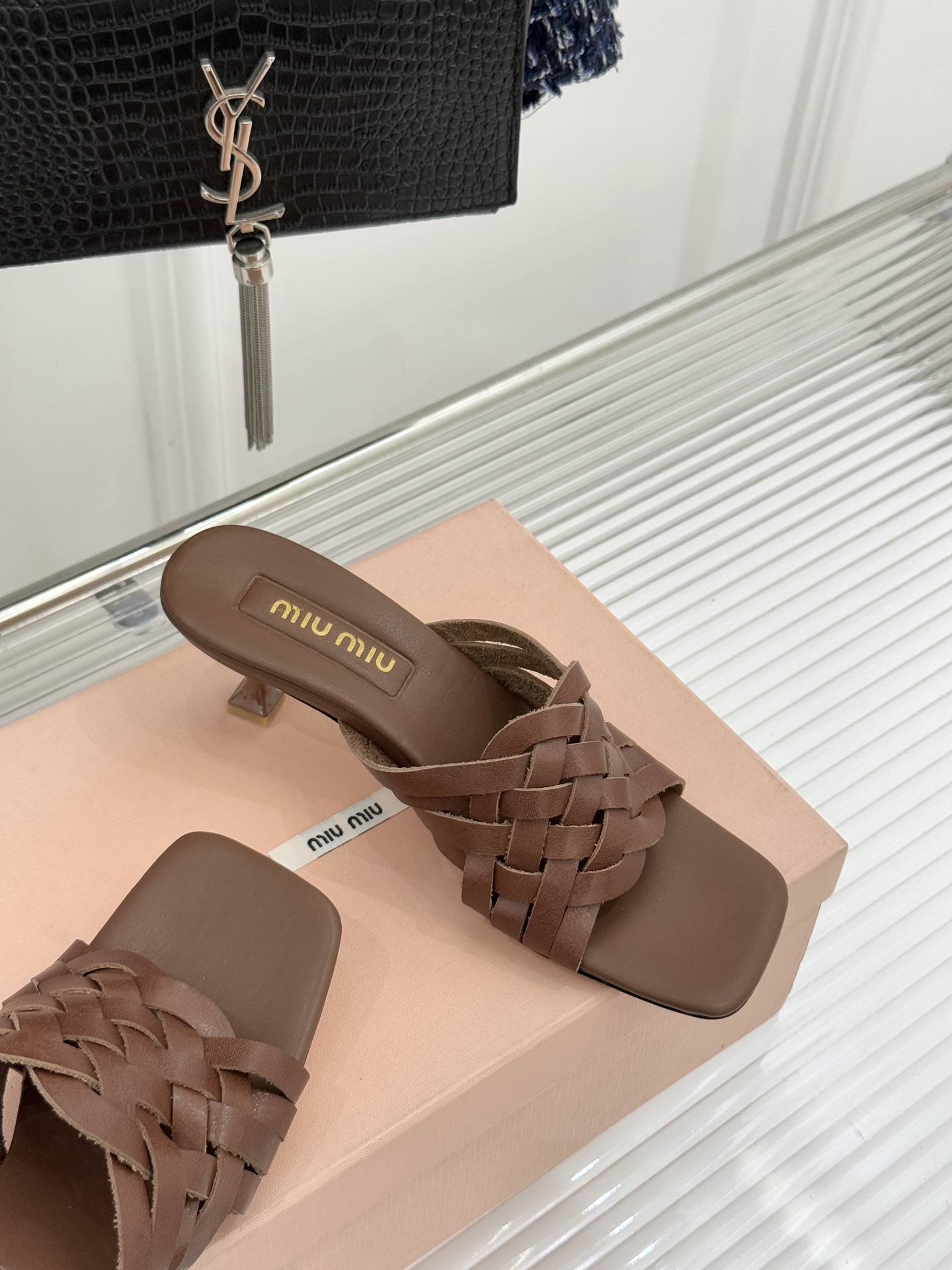 Miu Miu/缪缪26WF早春新品编织方头猫跟拖鞋以手工质感演绎夏日慵懒千金风。精致编织肌理细腻透气复