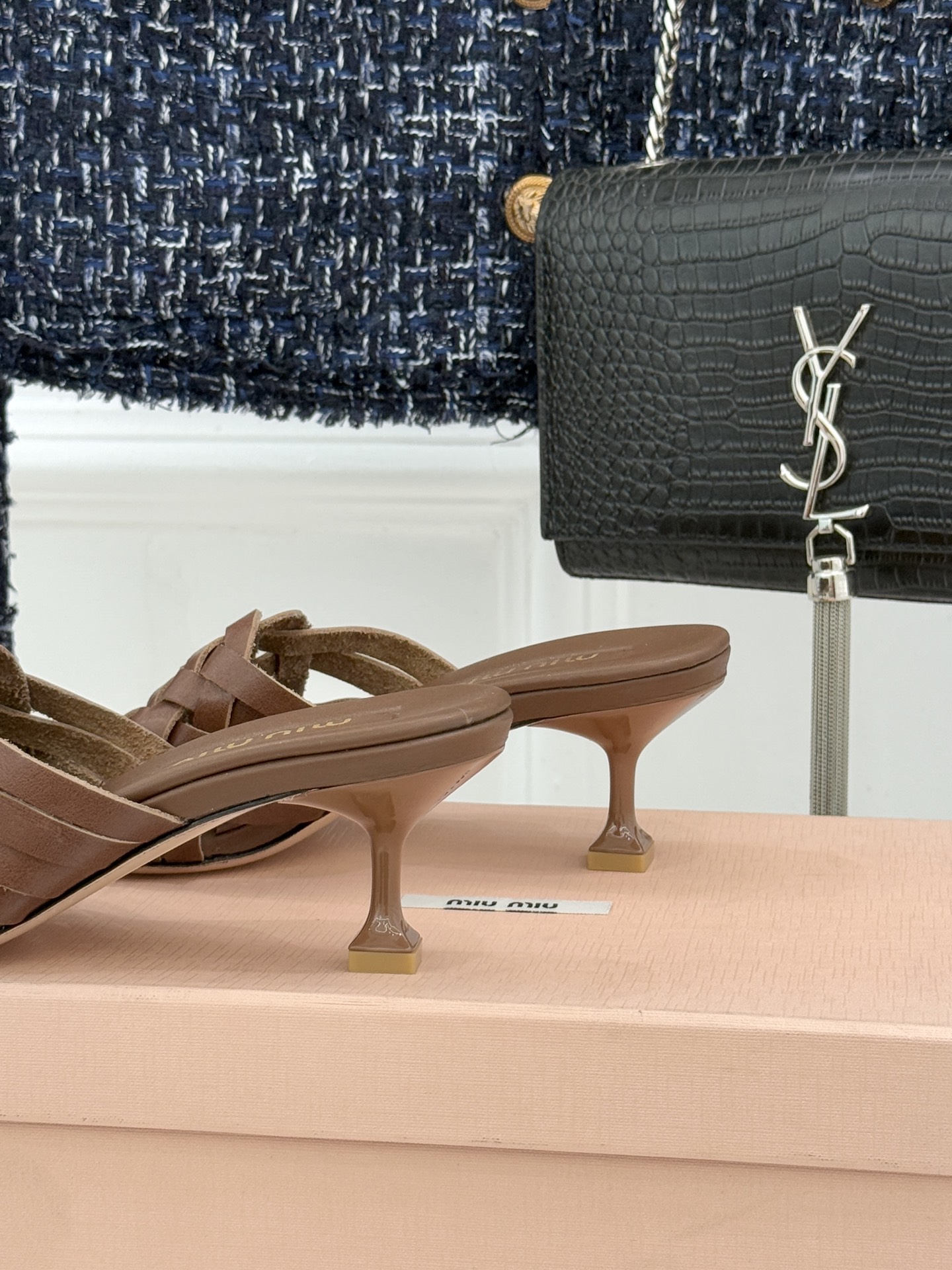 Miu Miu/缪缪26WF早春新品编织方头猫跟拖鞋以手工质感演绎夏日慵懒千金风。精致编织肌理细腻透气复