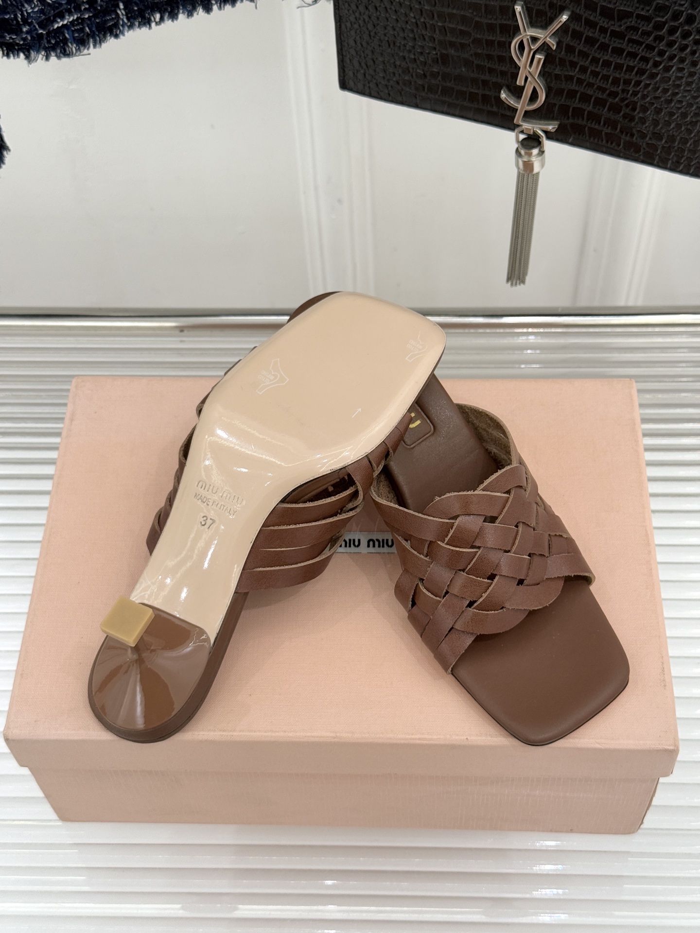 Miu Miu/缪缪26WF早春新品编织方头猫跟拖鞋以手工质感演绎夏日慵懒千金风。精致编织肌理细腻透气复