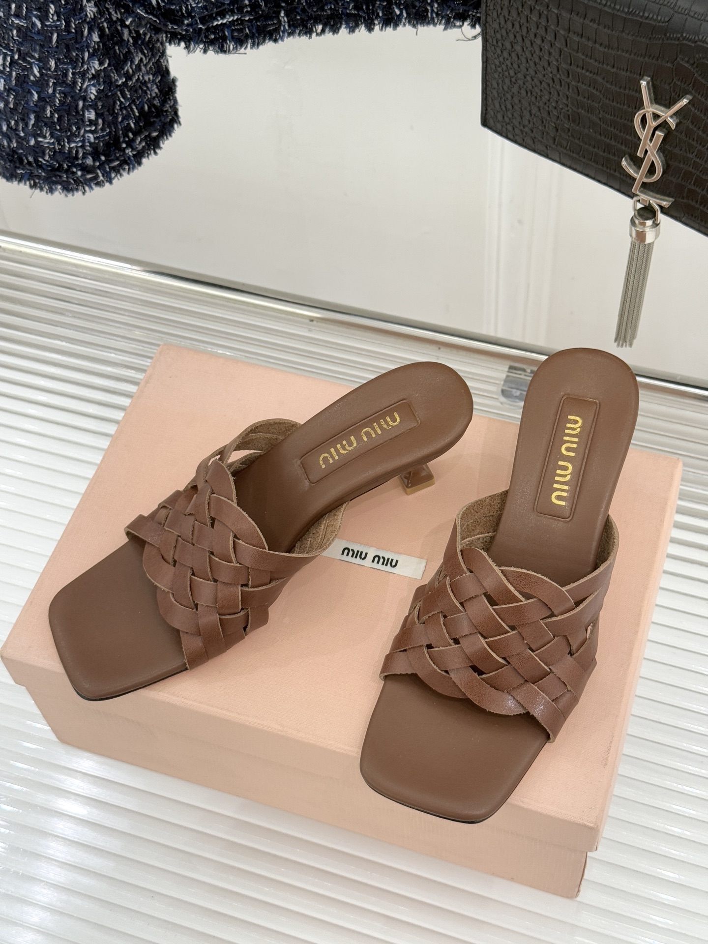 Miu Miu/缪缪26WF早春新品编织方头猫跟拖鞋以手工质感演绎夏日慵懒千金风。精致编织肌理细腻透气复