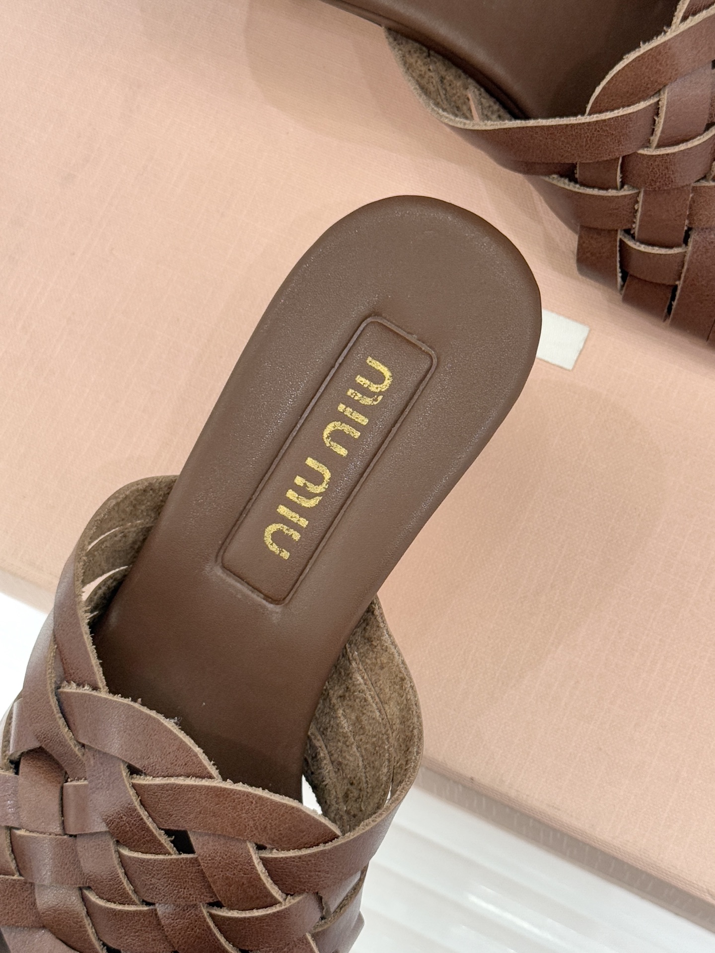 Miu Miu/缪缪26WF早春新品编织方头猫跟拖鞋以手工质感演绎夏日慵懒千金风。精致编织肌理细腻透气复