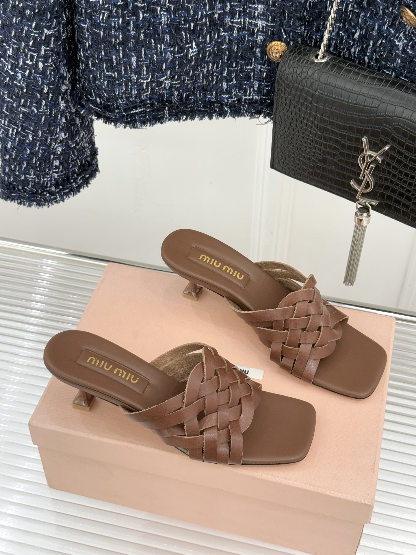 Miu Miu/缪缪26WF早春新品编织方头猫跟拖鞋以手工质感演绎夏日慵懒千金风。精致编织肌理细腻透气复