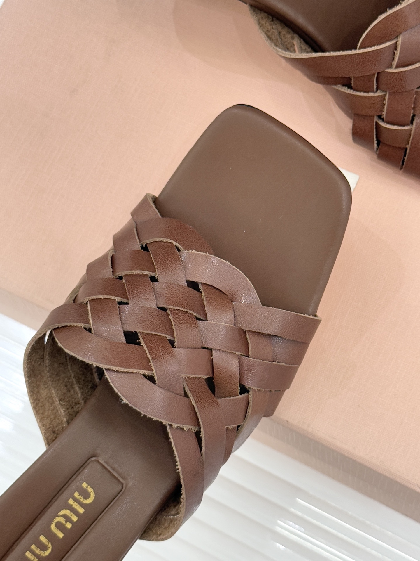 Miu Miu/缪缪26WF早春新品编织方头猫跟拖鞋以手工质感演绎夏日慵懒千金风。精致编织肌理细腻透气复