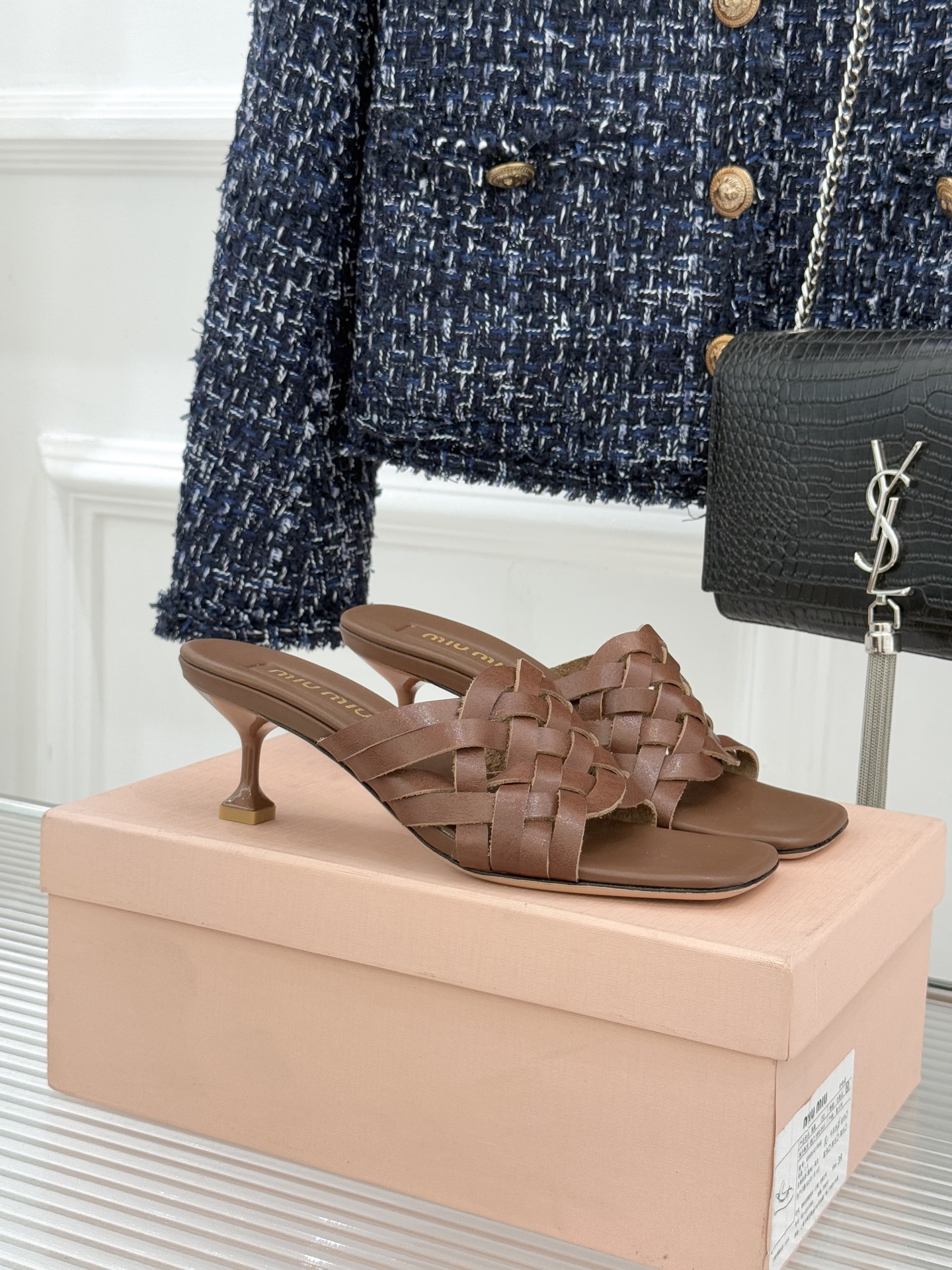 Miu Miu/缪缪26WF早春新品编织方头猫跟拖鞋以手工质感演绎夏日慵懒千金风。精致编织肌理细腻透气复