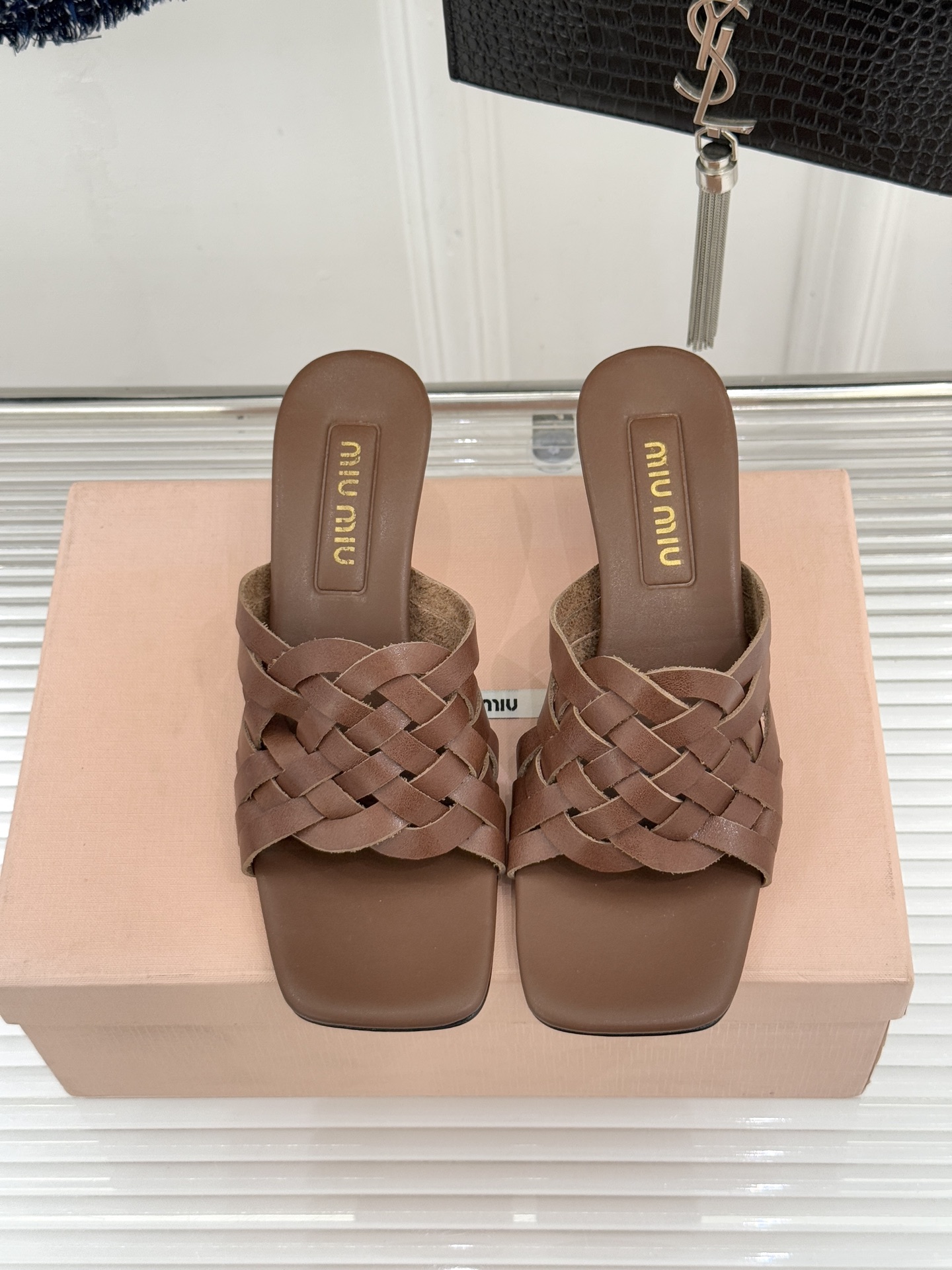 Miu Miu/缪缪26WF早春新品编织方头猫跟拖鞋以手工质感演绎夏日慵懒千金风。精致编织肌理细腻透气复